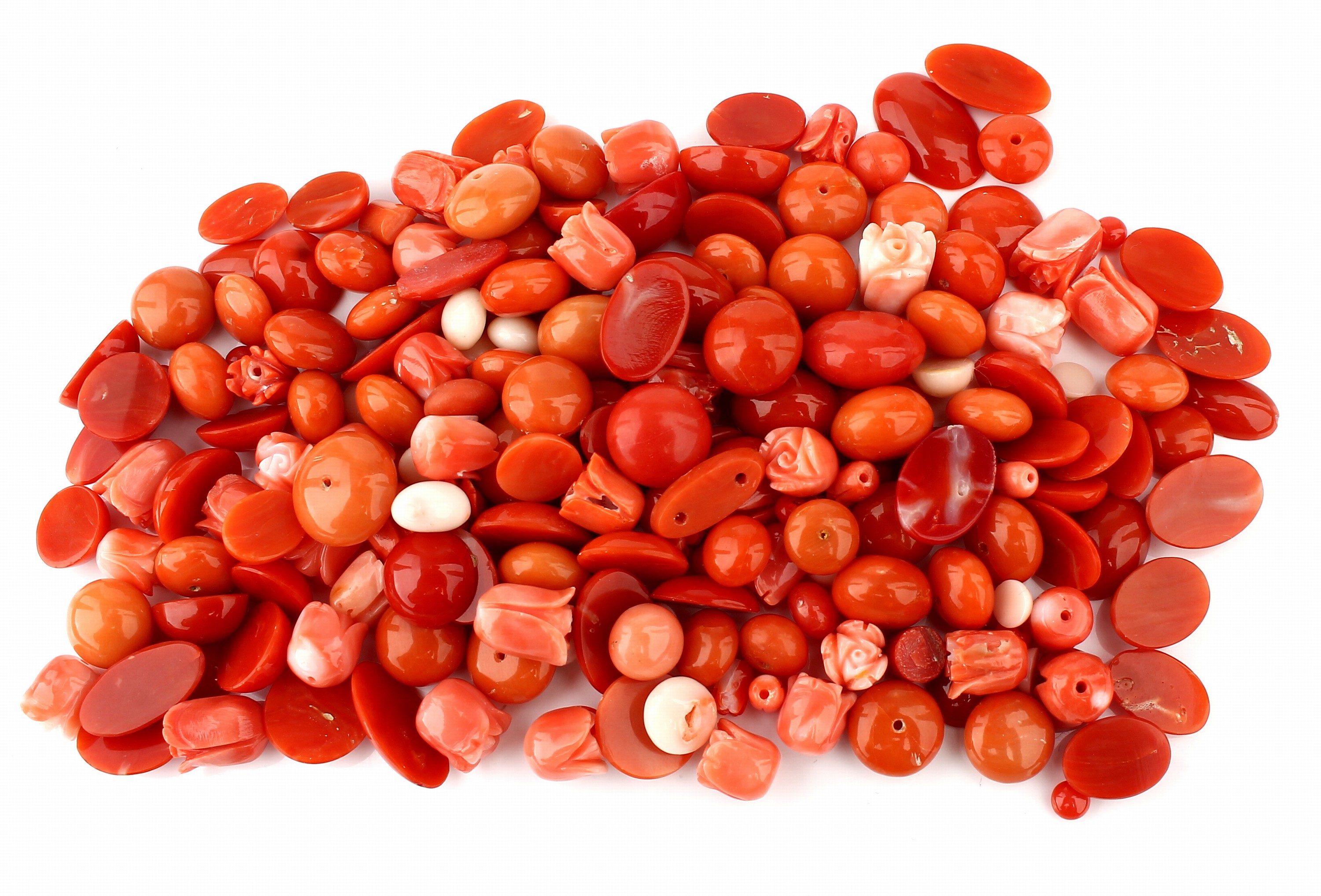 Lot lose Korallen zus. ca. 640.0 ct, Cabochons, Kugeln (gebohrt) und Blüten etc., Versand nur innerhalb der EU