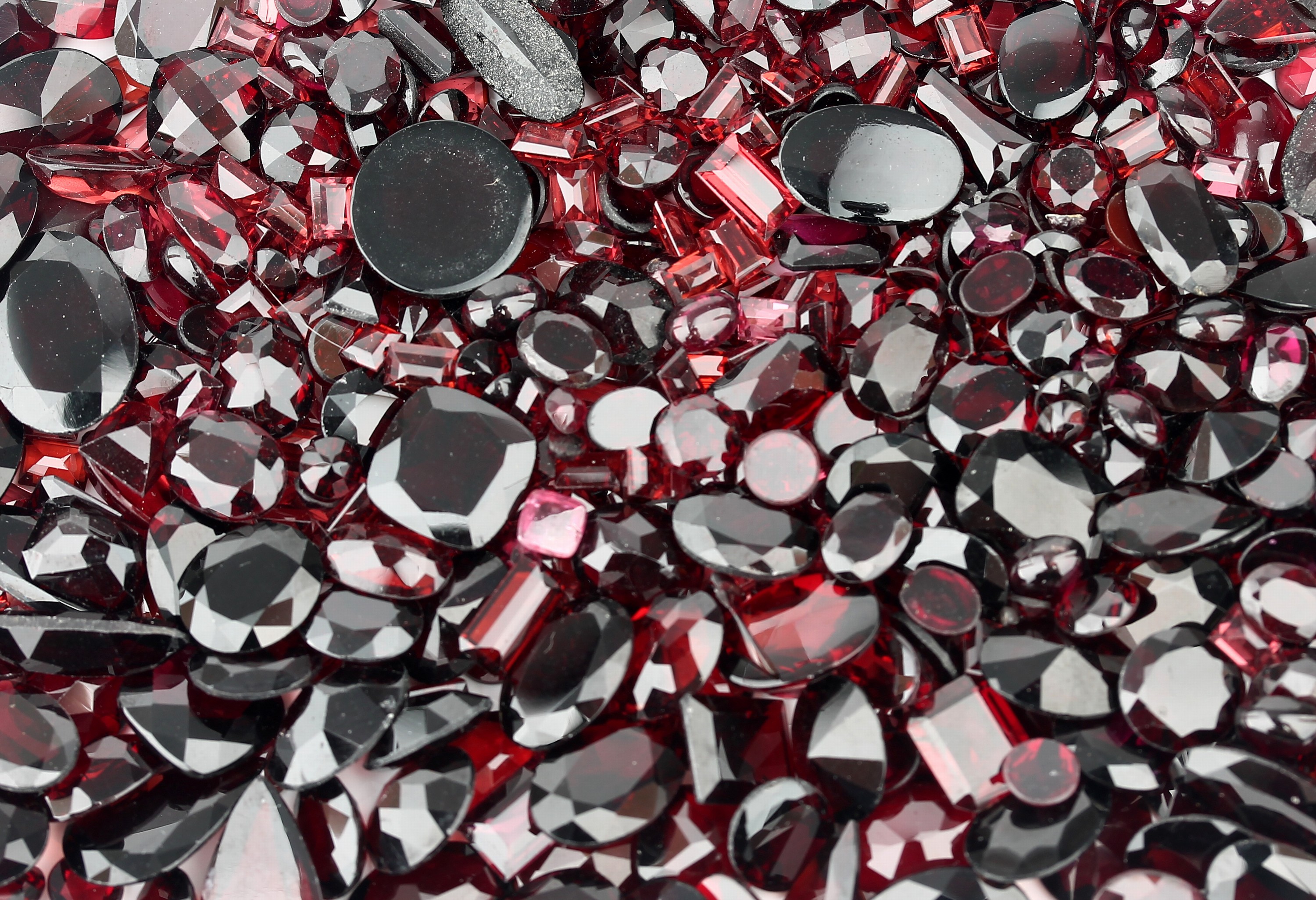Lot lose Granate zus. ca. 1038 ct, versch. Schliffformen, Ausfaßware