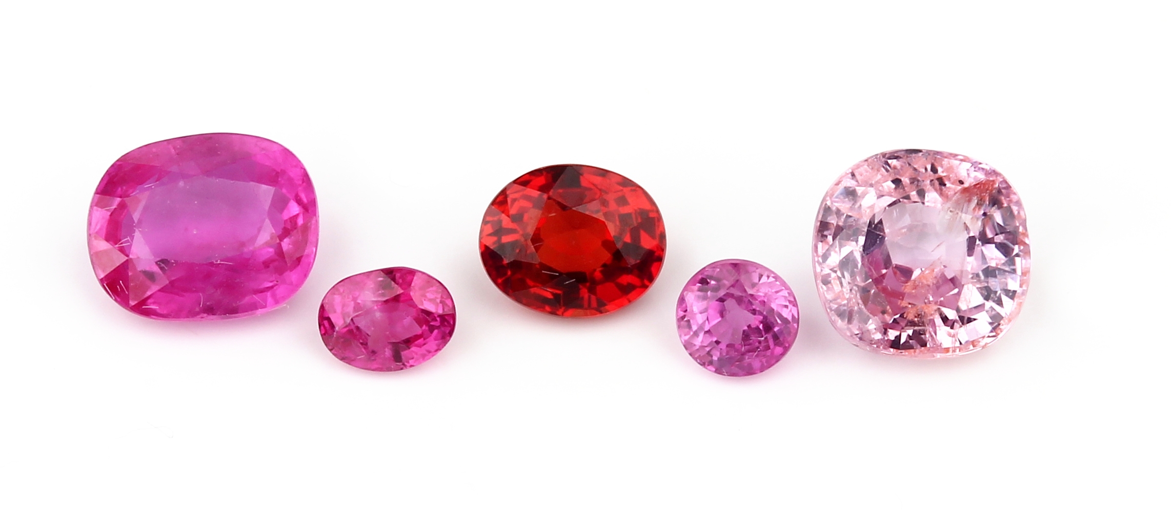 Lot lose pinkfarb. Saphire und Rubine zus. ca. 3.30 ct, rund- und ovalfacett.