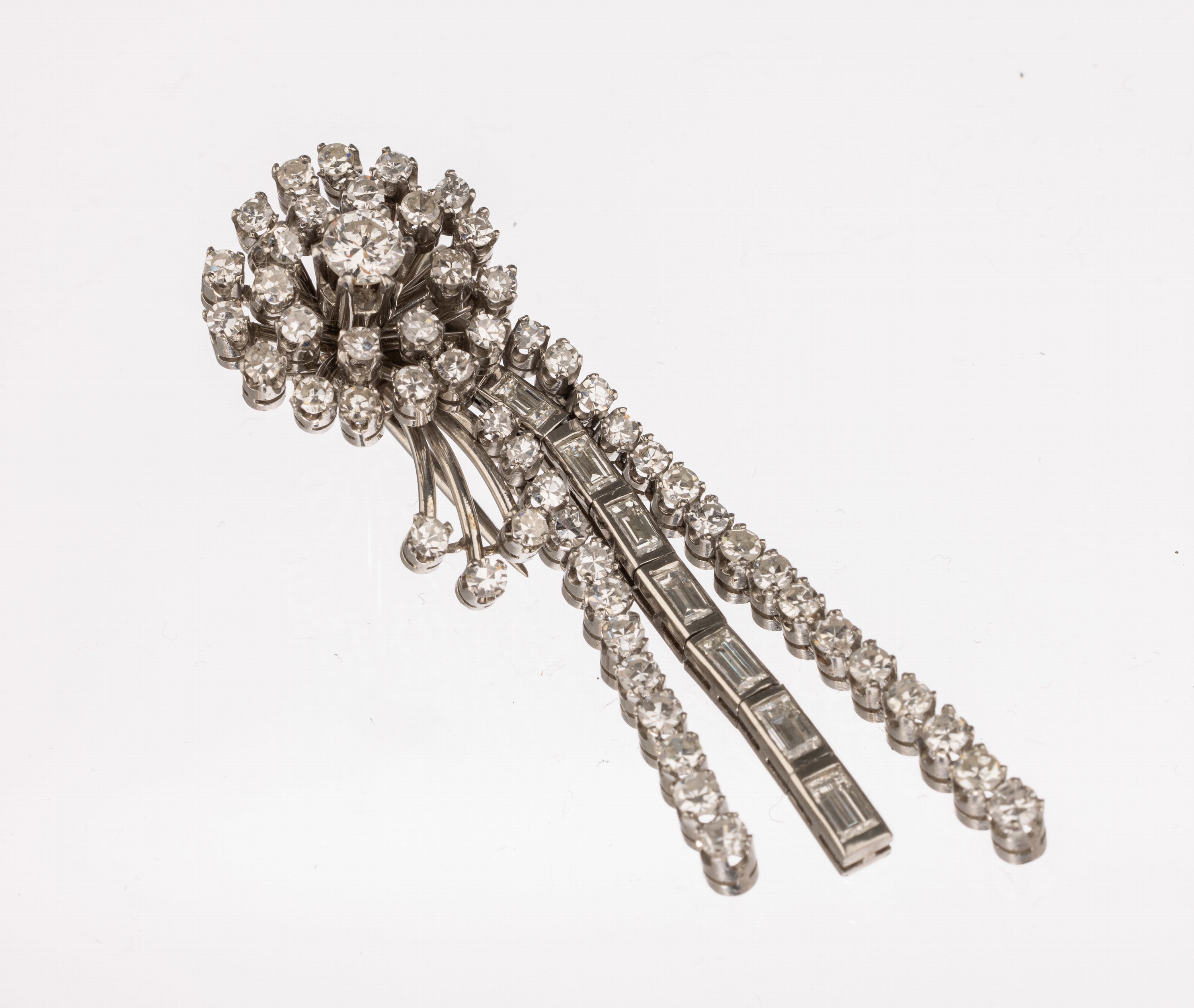 Platin Diamant-Clipbrosche, Pt (gepr.), 1940er Jahre, florale Gestaltung, 56 Diamantenund 7 Diamantbaguettes zus. ca. 4.50 ct Weiß/lp-si, ...