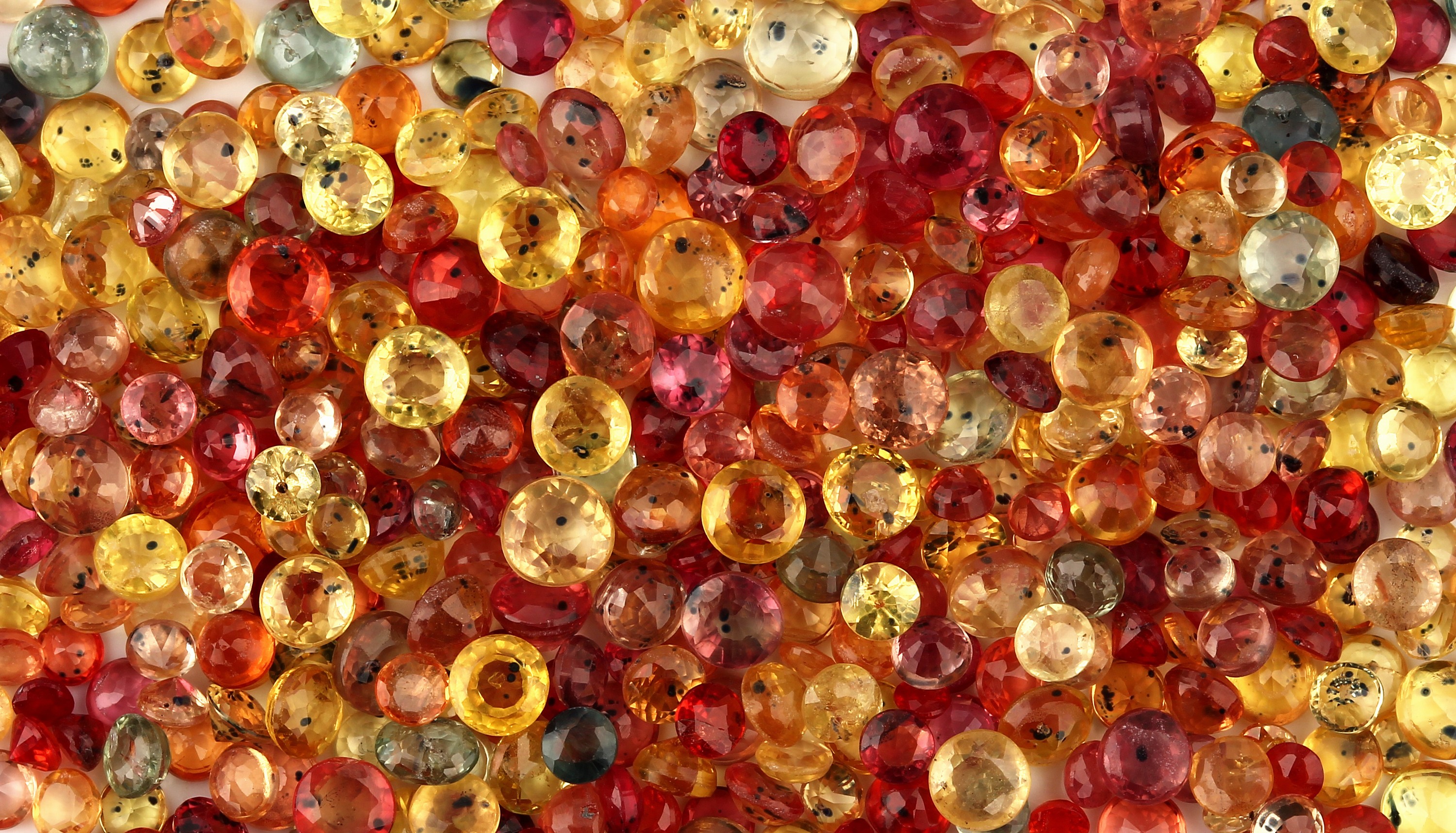 Detail a: Lot lose Saphire zus. ca. 100.0 ct, rundfacett., versch. Farben