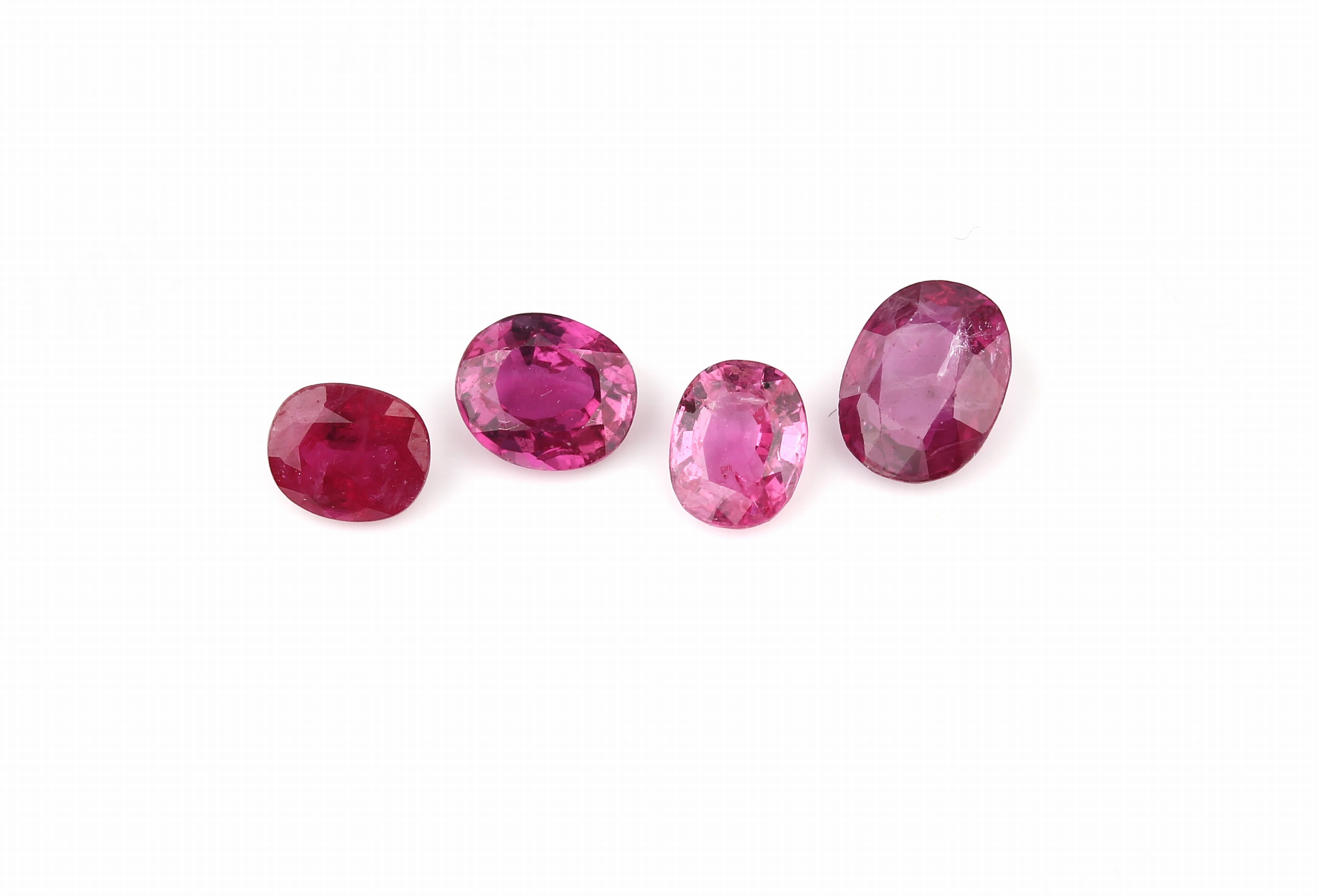Lot 4 lose ovalfacett. Rubine zus. ca. 2.94 ct