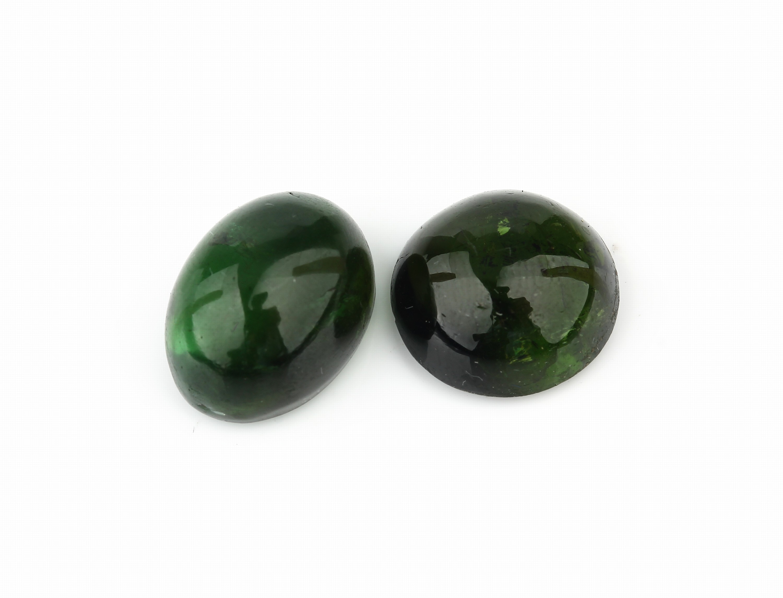 Lot 2 lose Turmalin-Cabochons zus. ca. 21.3 ct, oval und rund