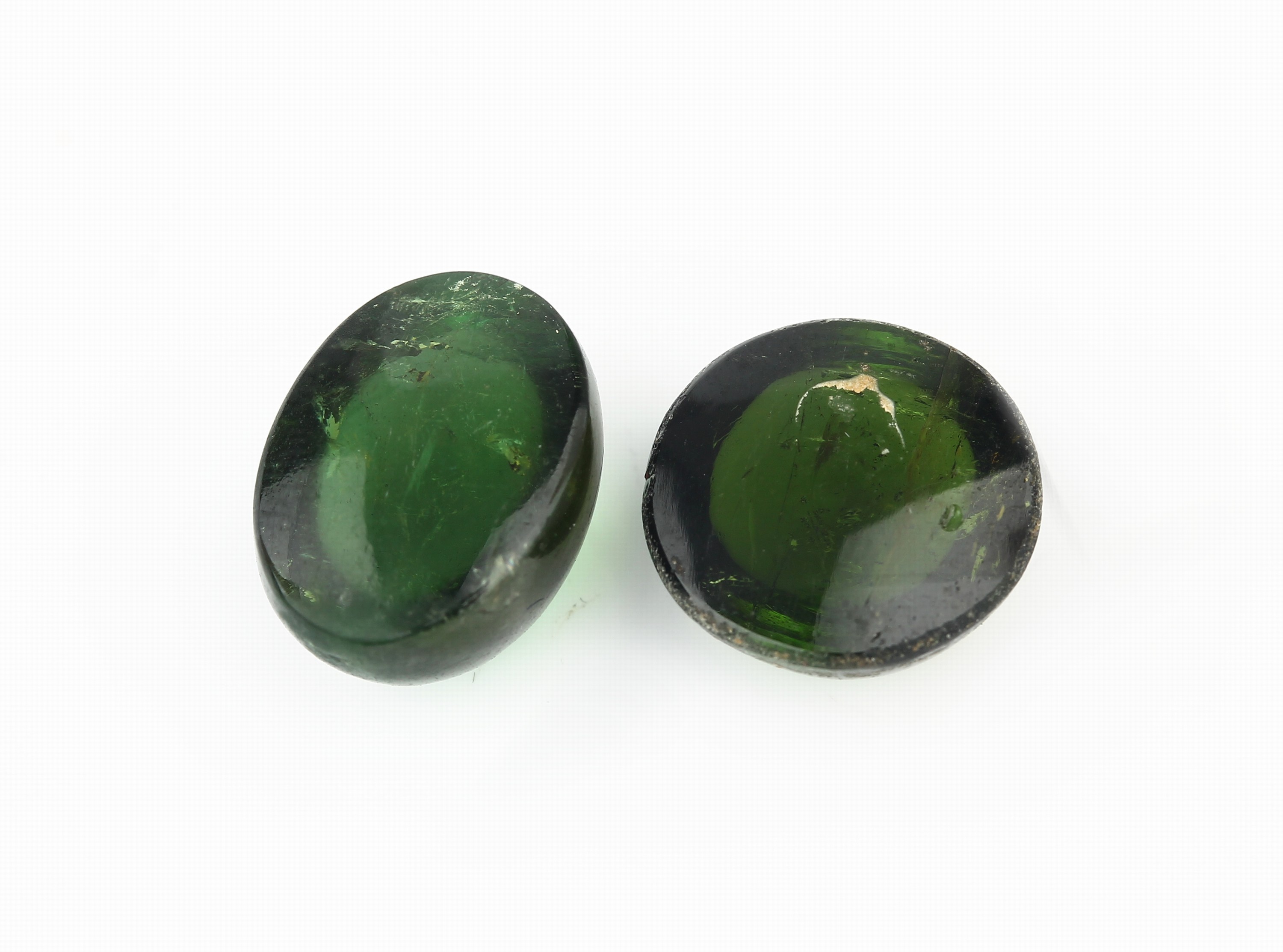 Detail a: Lot 2 lose Turmalin-Cabochons zus. ca. 21.3 ct, oval und rund