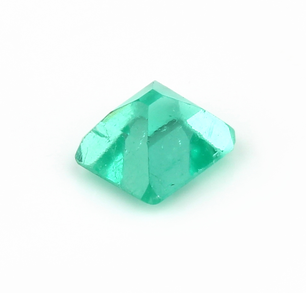 Detail a: Loses Smaragd-Karree ca. 0.95 ct, ca. 6x5x4 mm