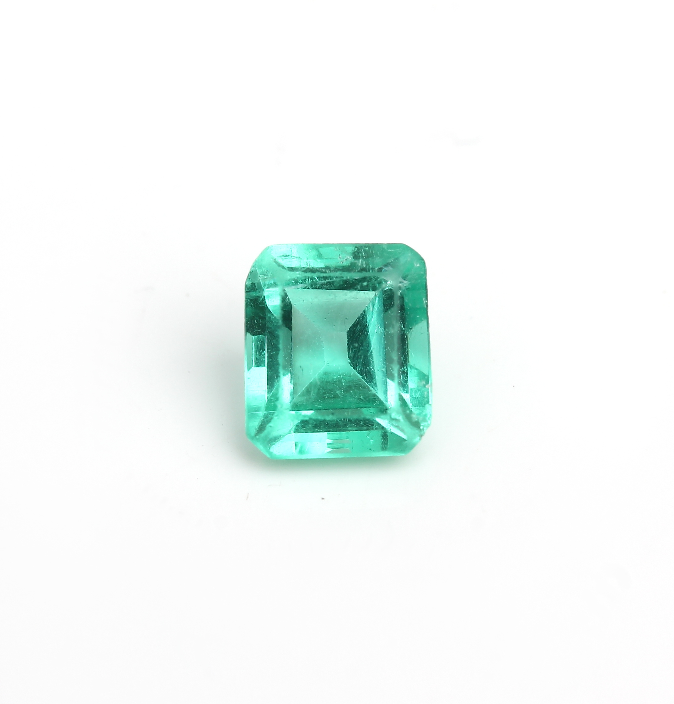 Detail b: Loses Smaragd-Karree ca. 0.95 ct, ca. 6x5x4 mm