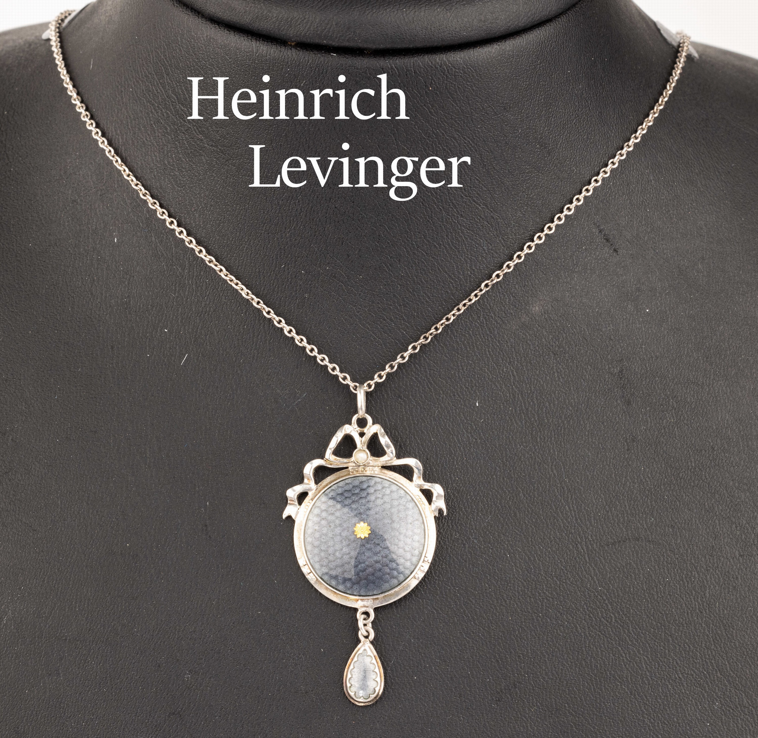 Jugendstil Email-Anhänger, 800er Silber, HEINRICH LEVINGER, Pforzheim um 1900, Grund guill. und blaugrau emaill. in Wabenmuster, Abhängung ...