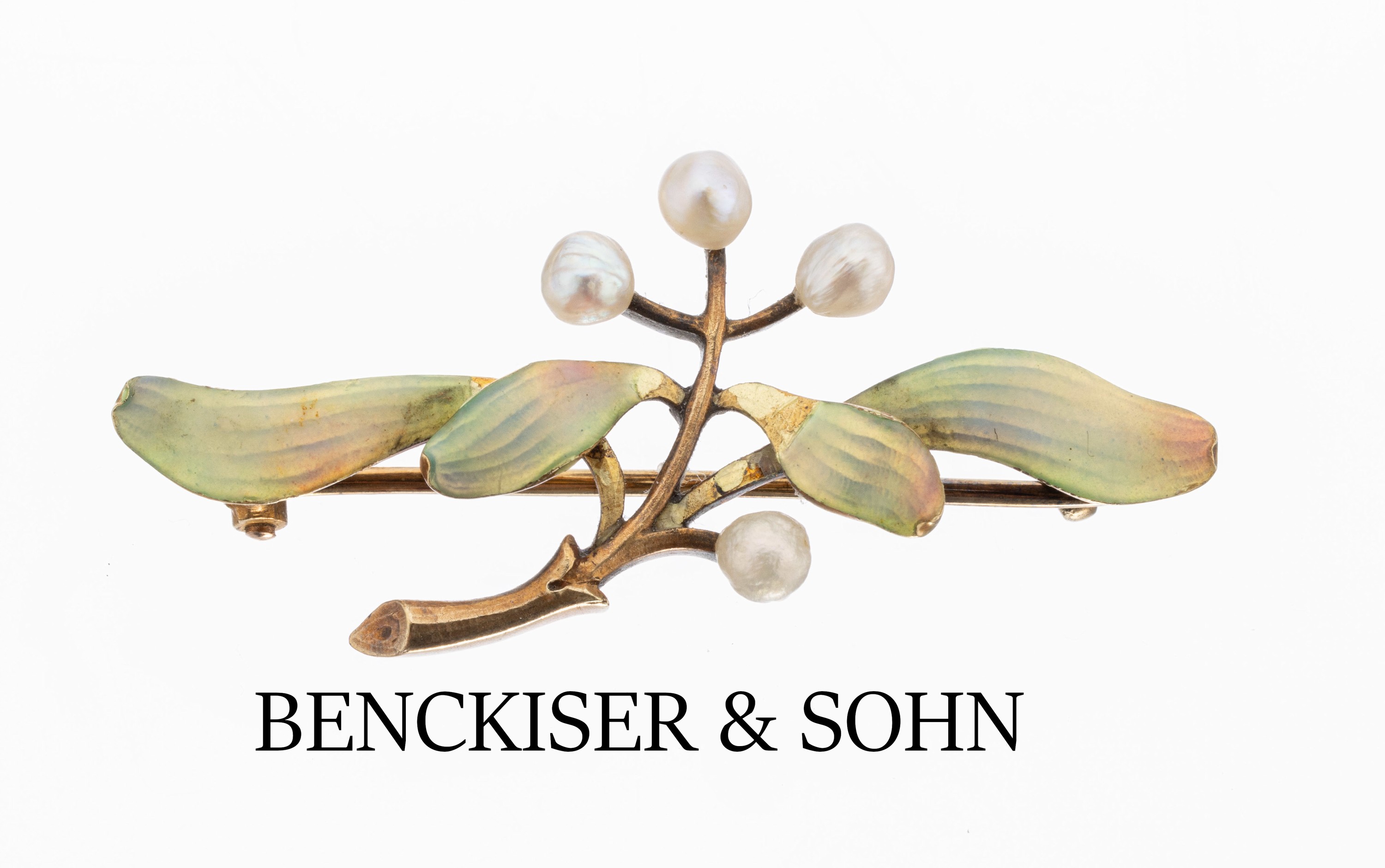 14 kt Gold Jugendstil Email-Perlchen-Brosche, um 1900, Meistermarke Benckiser & Sohn, Pforzheim, lüstrierend emaill. (besch.), Misteldekor, ...
