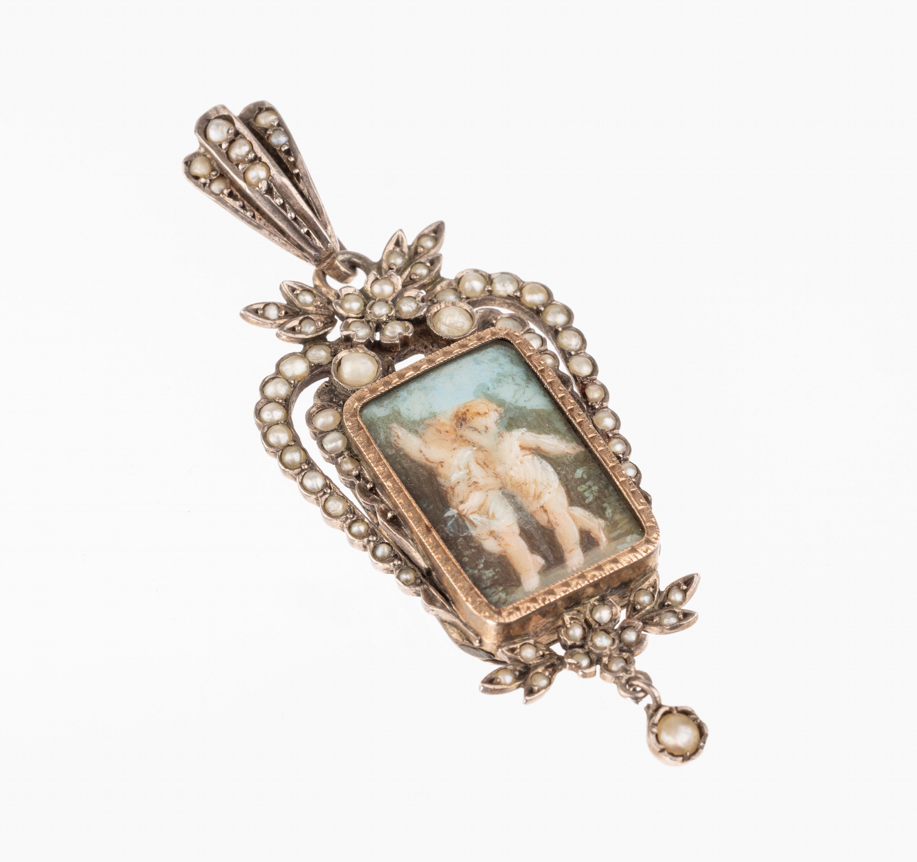 Medaillonanhänger mit Miniatur-Malerei, um 1880, Silber, reicher Saatperlchenbesatz, Oberteil mit Schleifenverzierung, Miniaturmalerei Putti hinter ...