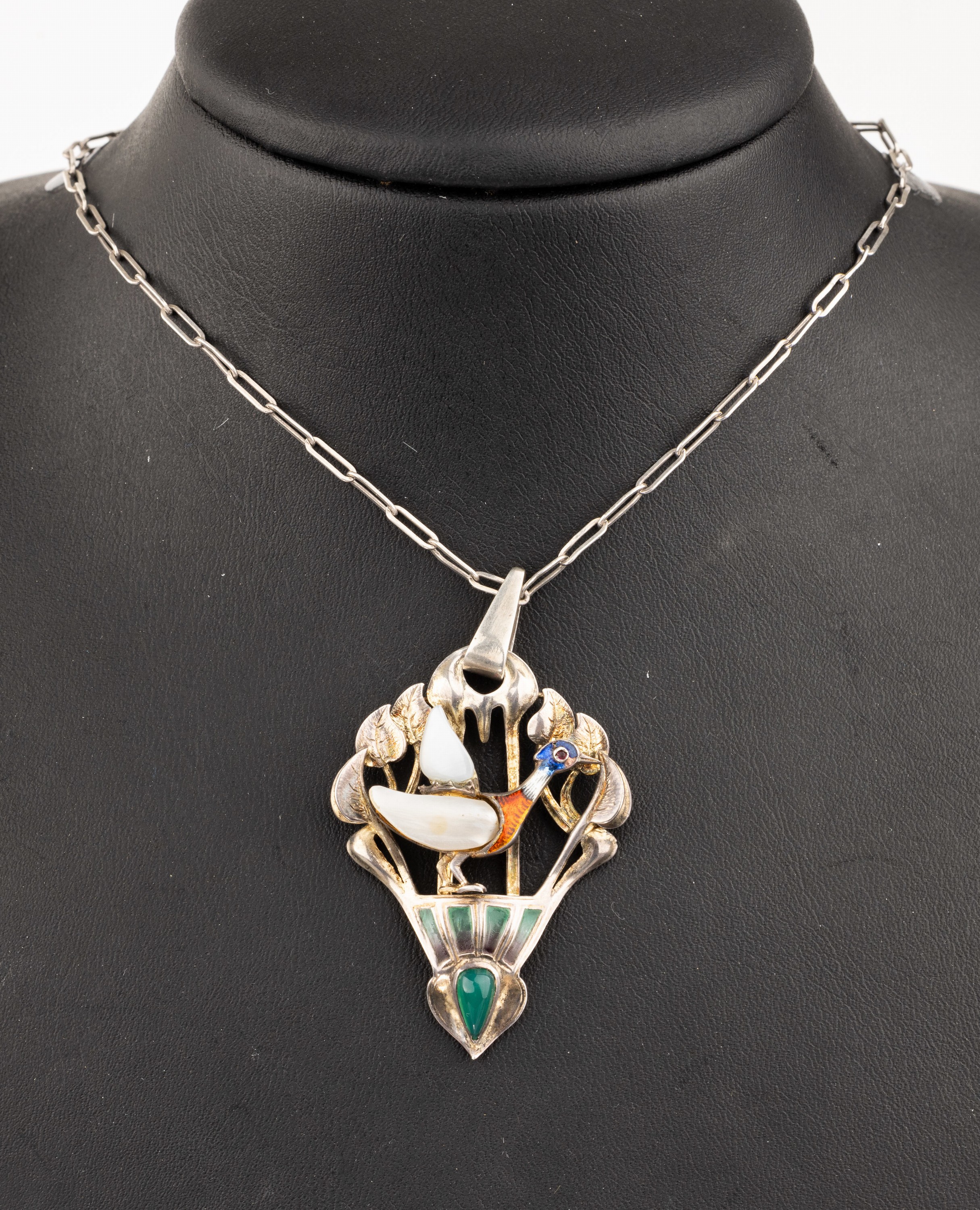 Jugendstil Collier, um 1900, Silber (gepr.), grün/rose-farb. Fensteremail, aufgelegter Vogel mit Perlmutteinlagen und bt. Email, an Kette, L. ca. ...