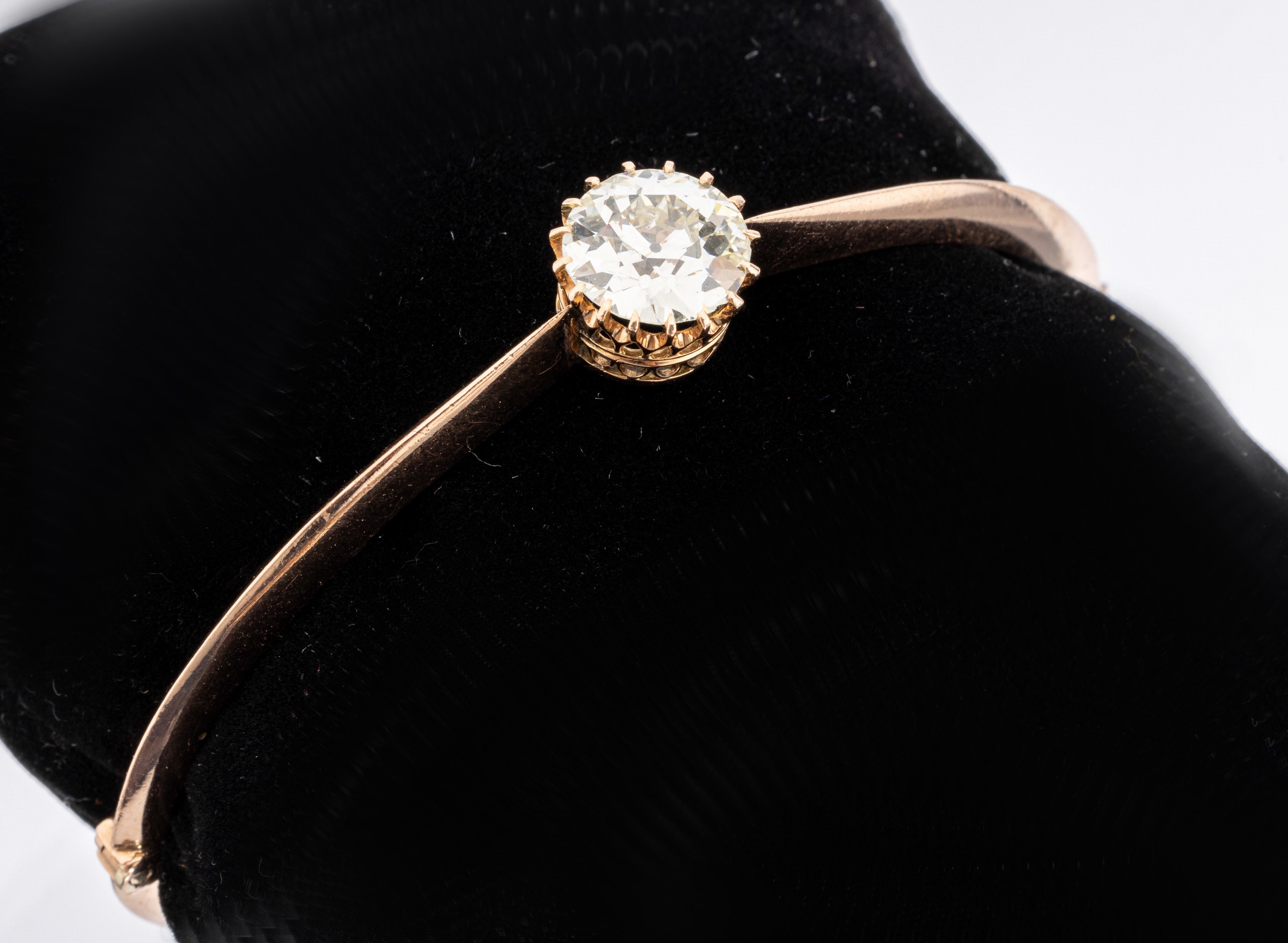 14 kt Gold Diamant-Armreif, um 1900, RG 585/000, Altschliffdiamant ca. 3.50 ct get.Weiß/vs, besch., Klappscharnier, Sicherheitsacht und -kette, D. ...