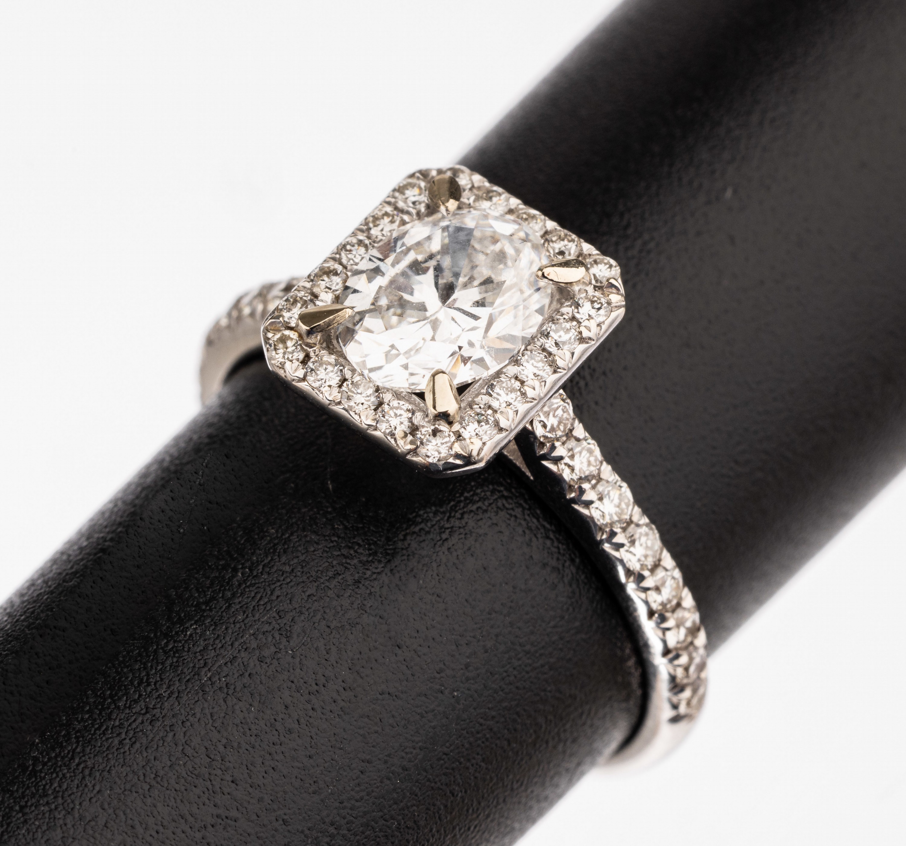 18 kt Gold Diamant-Ring, WG 750/000, ovaler Diamant ca. 1.04 ct hochfeines Weiß D/si 2 (Zertifikat DPL 04/24), umgeben von Brillanten zus. ca. 0.45 ...