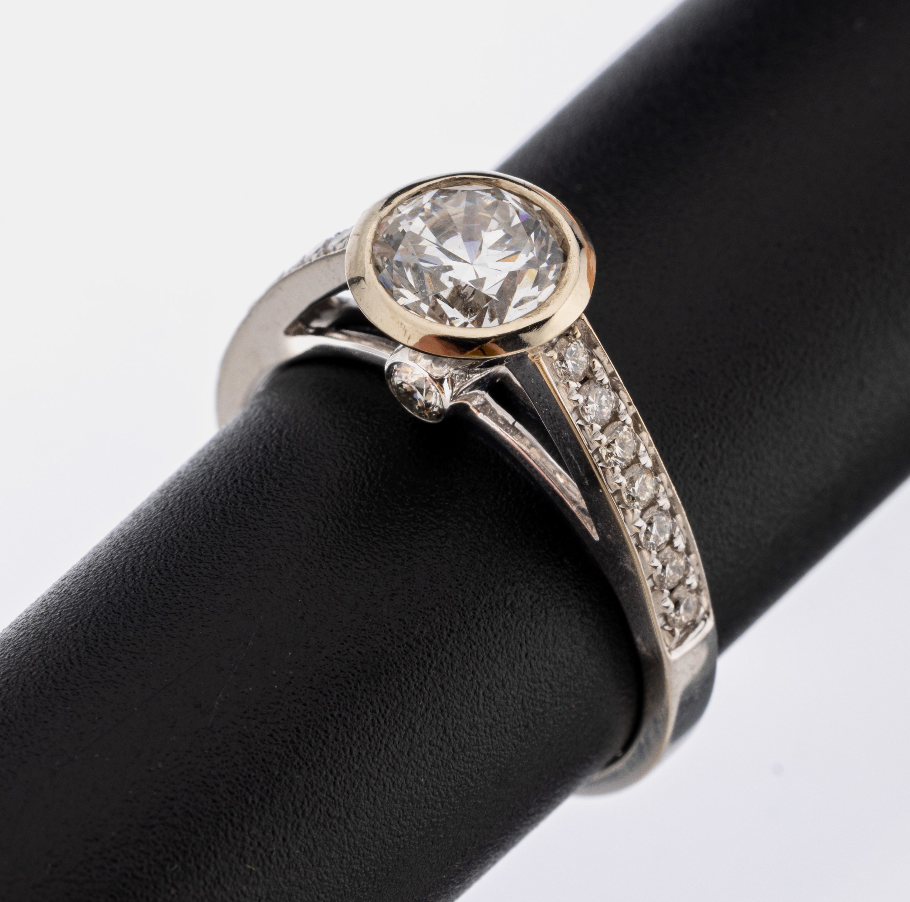 18 kt Gold Brillant-Ring, WG 750/000, Brillant ca. 1.09 ct feines Weiß (F)/vs1 (DPL Zertifikat von 03/24), umgeben von Brillanten zus. ca. 0.36 ct ...