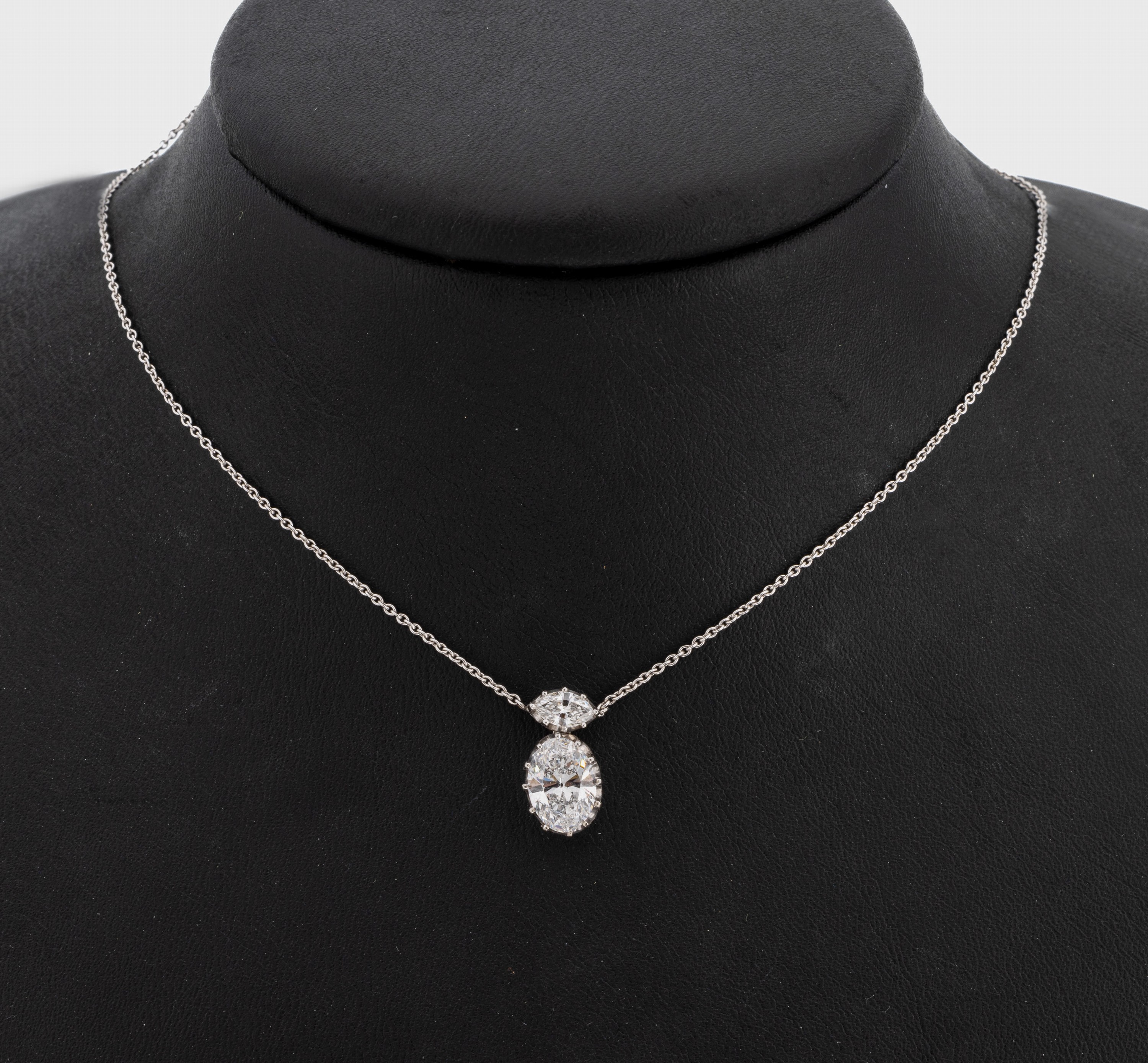 18 kt Gold Diamant-Anhänger, WG 750/000, ovaler Diamant ca. 1.70 ct hochfeines weiß D/si 1, Symmetrie und Politur gut (DPL Zertifikat von 03/24), ...