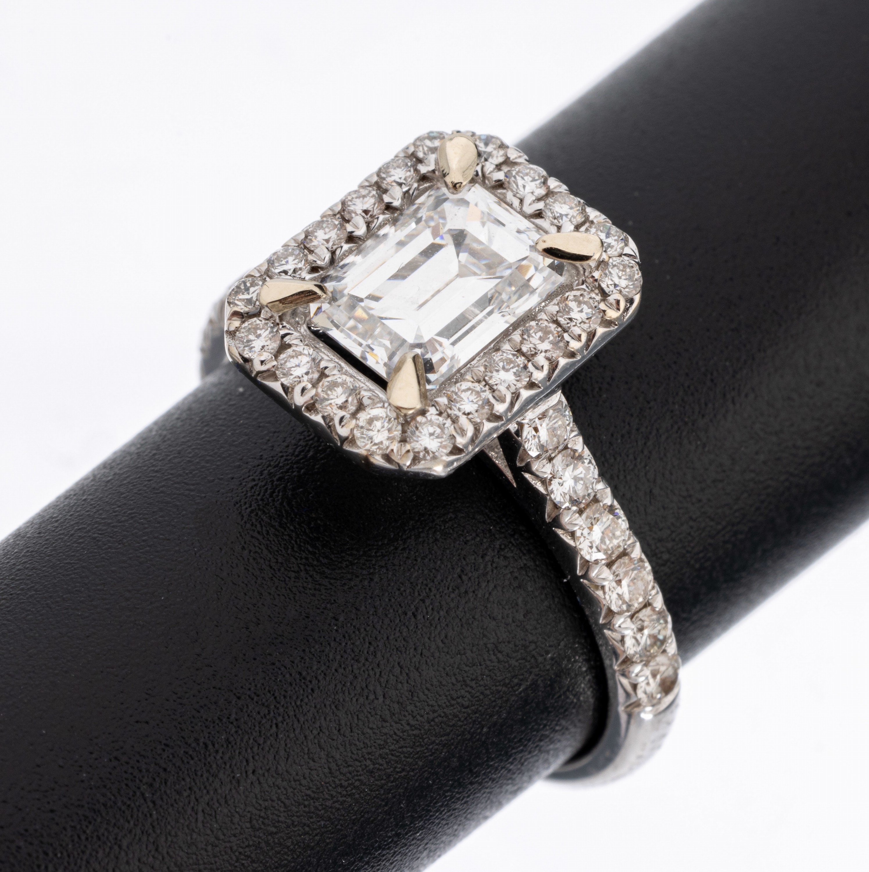 18 kt Gold Diamant-Ring, WG 750/000, Diamant im Emerald Cut ca. 1.50 ct hochfeines Weiß (D)/vvs2 (DPL Zertifikat von 03/24), Symmetrie und Politur ...