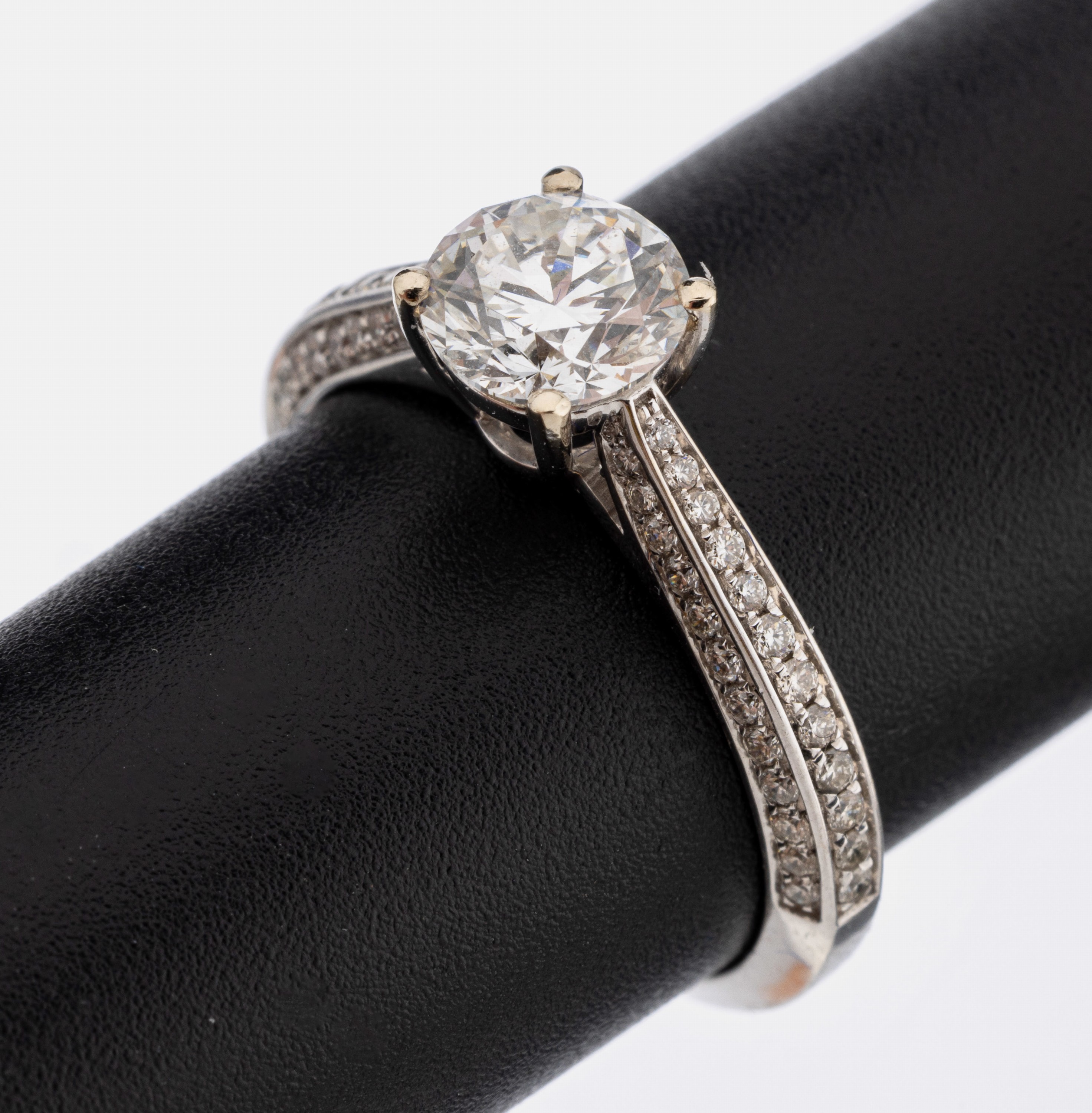 18 kt Gold Brillant-Ring, WG 750/000, Brillant ca. 1.0 ct feines Weiß (F)/vs1 (DPL Zertifikat von 03/24), Proportionen sehr gut, Symmetrie ...