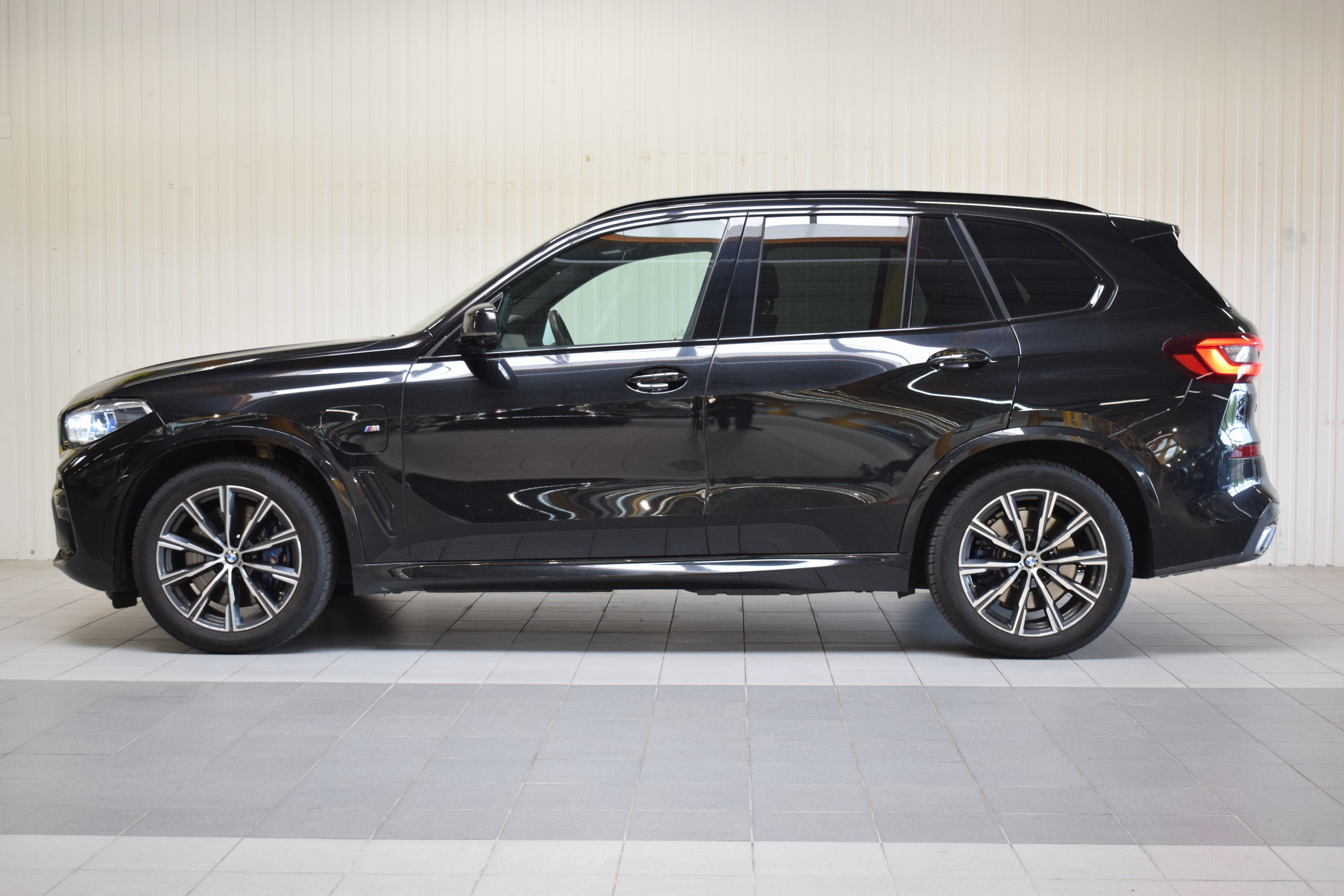Detail f: BMW X5 45e M-Sportpaket, EZ 09/2020, Laufleistung 56.450 km, 1.Hand, 210 kW/285 PS,Automatikgetriebe, saphirschwarzmetallic, Leder Vernasca ...