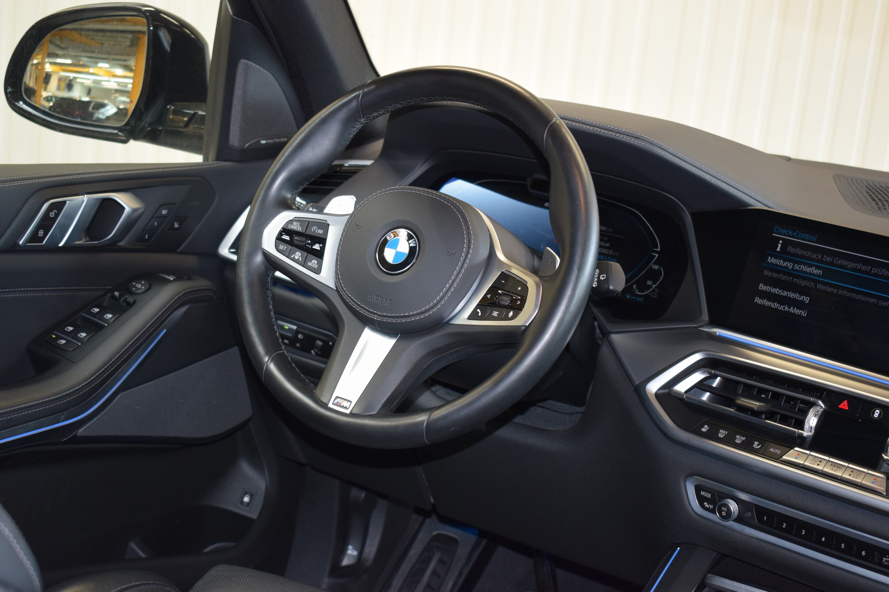 Detail i: BMW X5 45e M-Sportpaket, EZ 09/2020, Laufleistung 56.450 km, 1.Hand, 210 kW/285 PS,Automatikgetriebe, saphirschwarzmetallic, Leder Vernasca ...