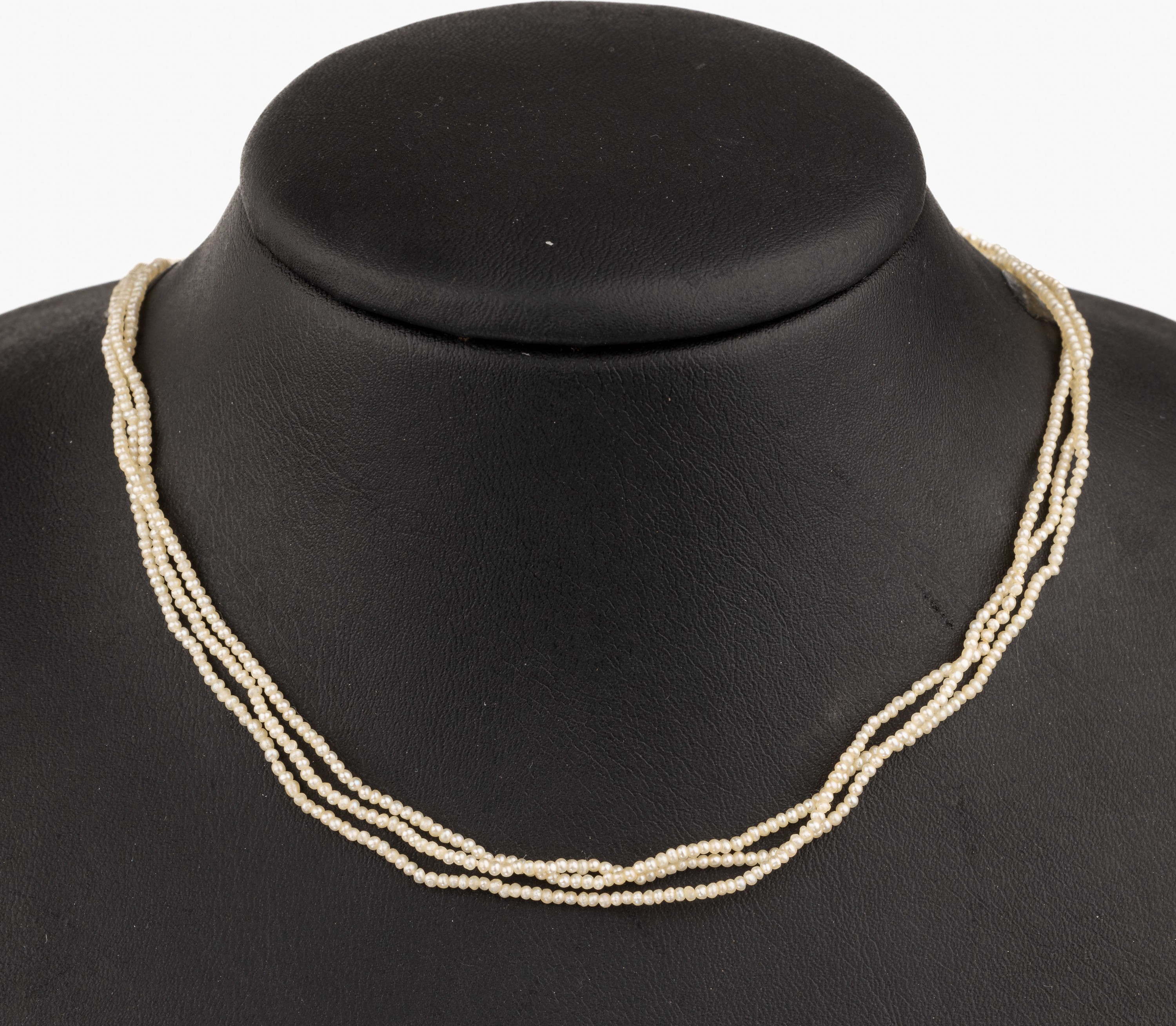 3-reihiges Collier aus Orientperlchen, um 1910, Schließe Platin mit Diamantbesatz zus. ca. 0.20 ct Weiß/si-p 1, L. ca. 40 cm