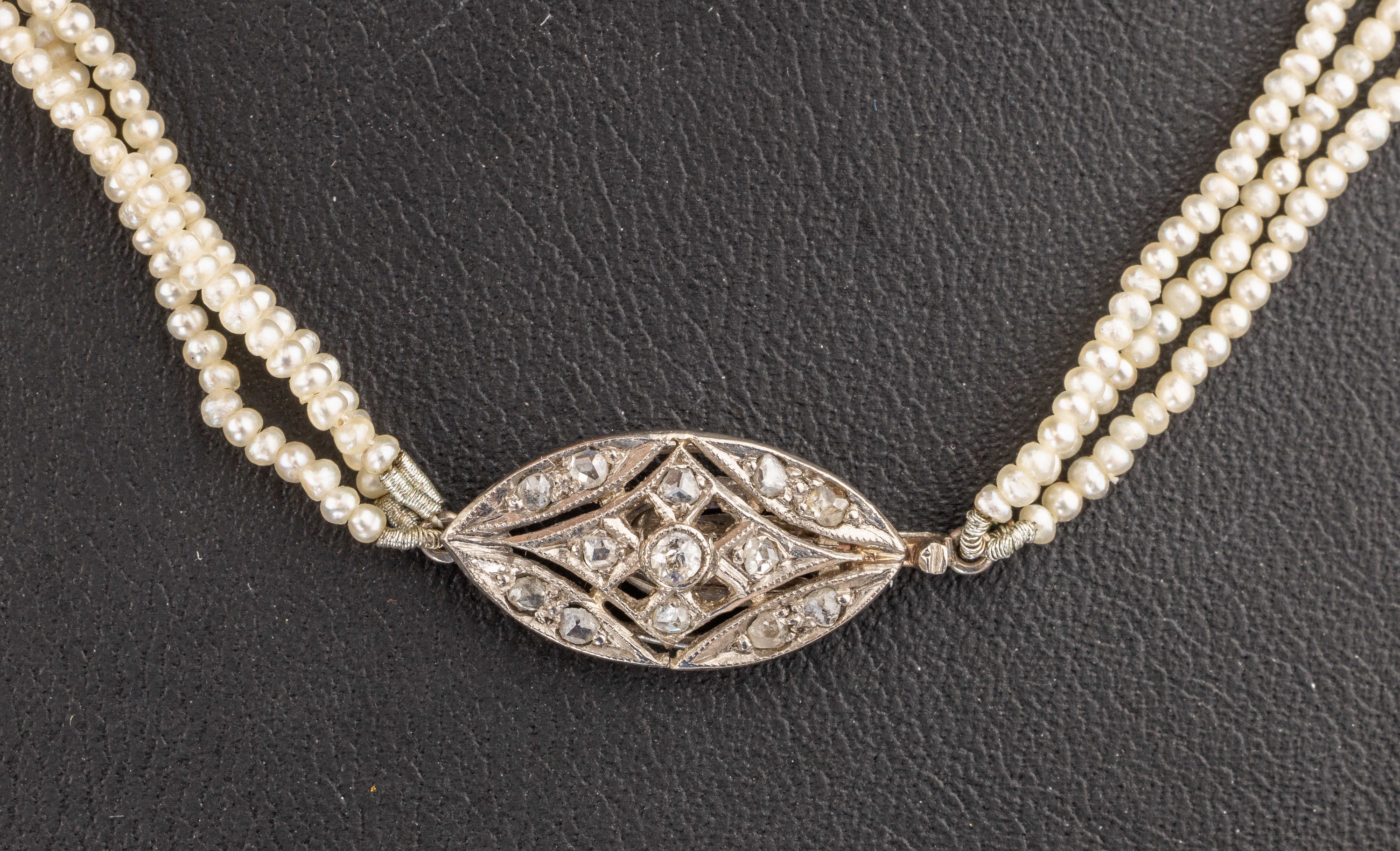 Detail a: 3-reihiges Collier aus Orientperlchen, um 1910, Schließe Platin mit Diamantbesatz zus. ca. 0.20 ct Weiß/si-p 1, L. ca. 40 cm