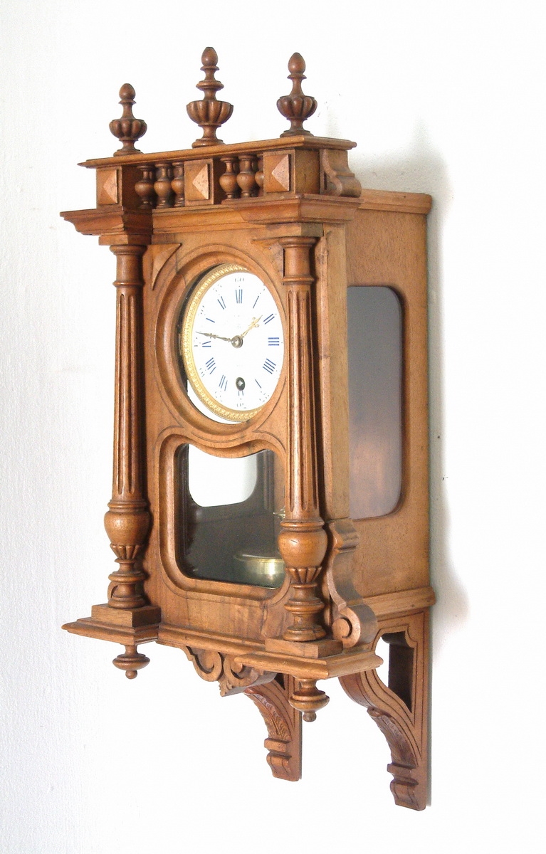 Detail a: Pendule 400 Jours, Wanduhr, Uhrenmanufaktur Claude Grivolas, Paris, um 1910/20, sog. Jahresuhr, verziertes Walnussgehäuse gewachst (Türe ...