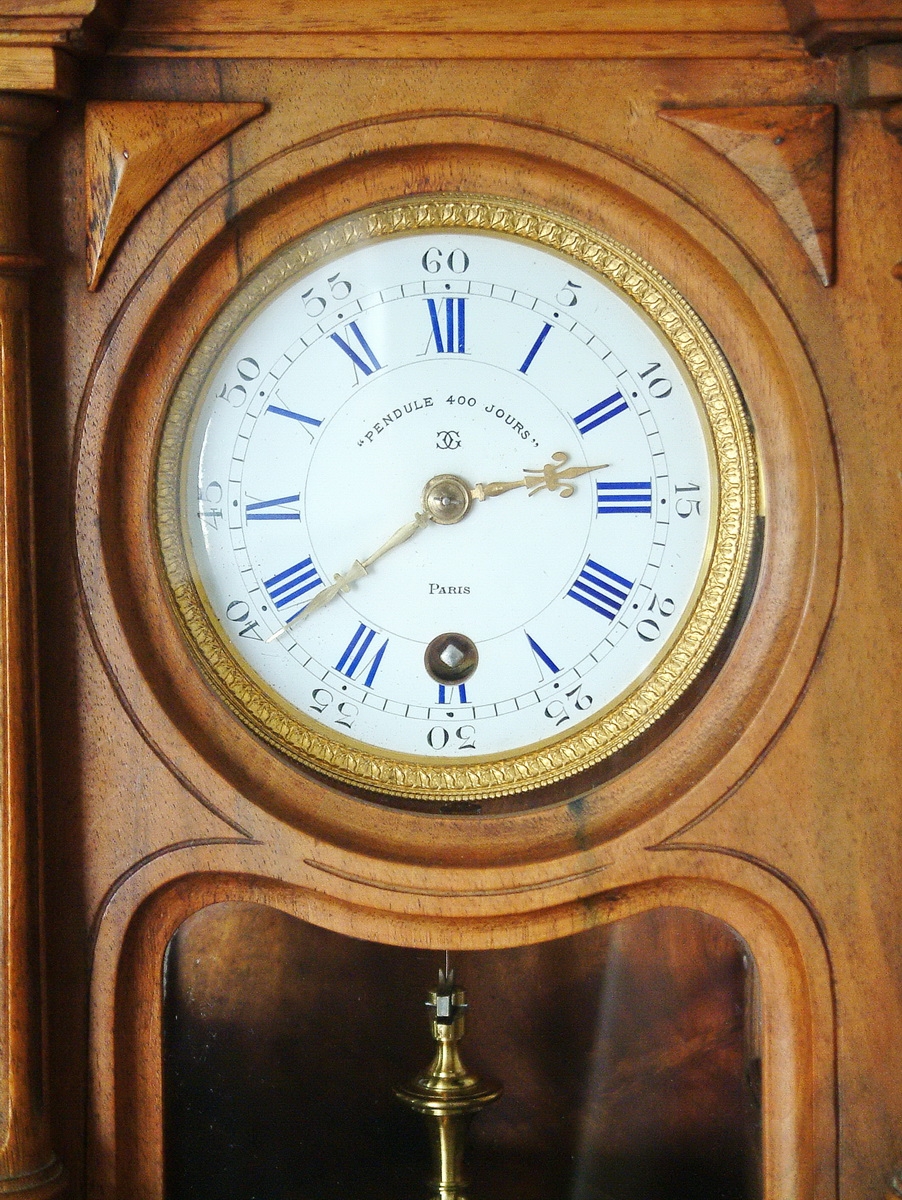 Detail c: Pendule 400 Jours, Wanduhr, Uhrenmanufaktur Claude Grivolas, Paris, um 1910/20, sog. Jahresuhr, verziertes Walnussgehäuse gewachst (Türe ...