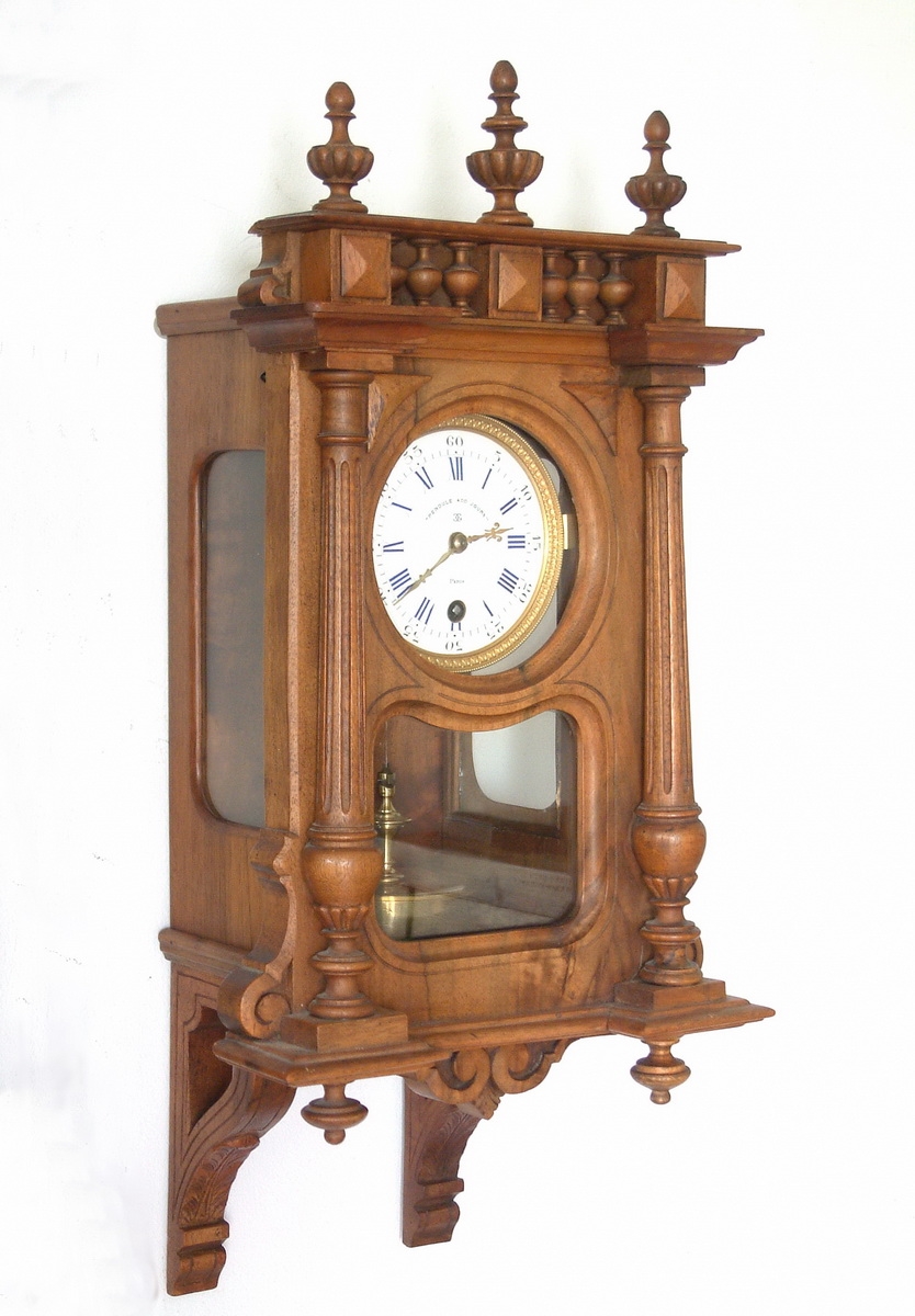 Detail d: Pendule 400 Jours, Wanduhr, Uhrenmanufaktur Claude Grivolas, Paris, um 1910/20, sog. Jahresuhr, verziertes Walnussgehäuse gewachst (Türe ...