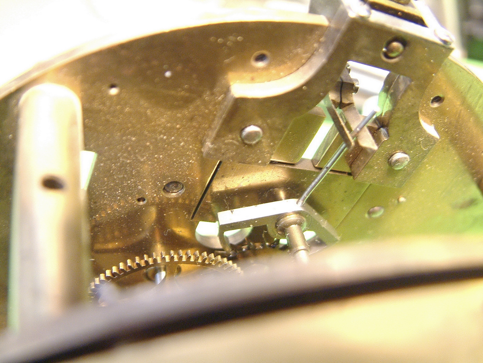 Detail f: Pendule 400 Jours, Wanduhr, Uhrenmanufaktur Claude Grivolas, Paris, um 1910/20, sog. Jahresuhr, verziertes Walnussgehäuse gewachst (Türe ...