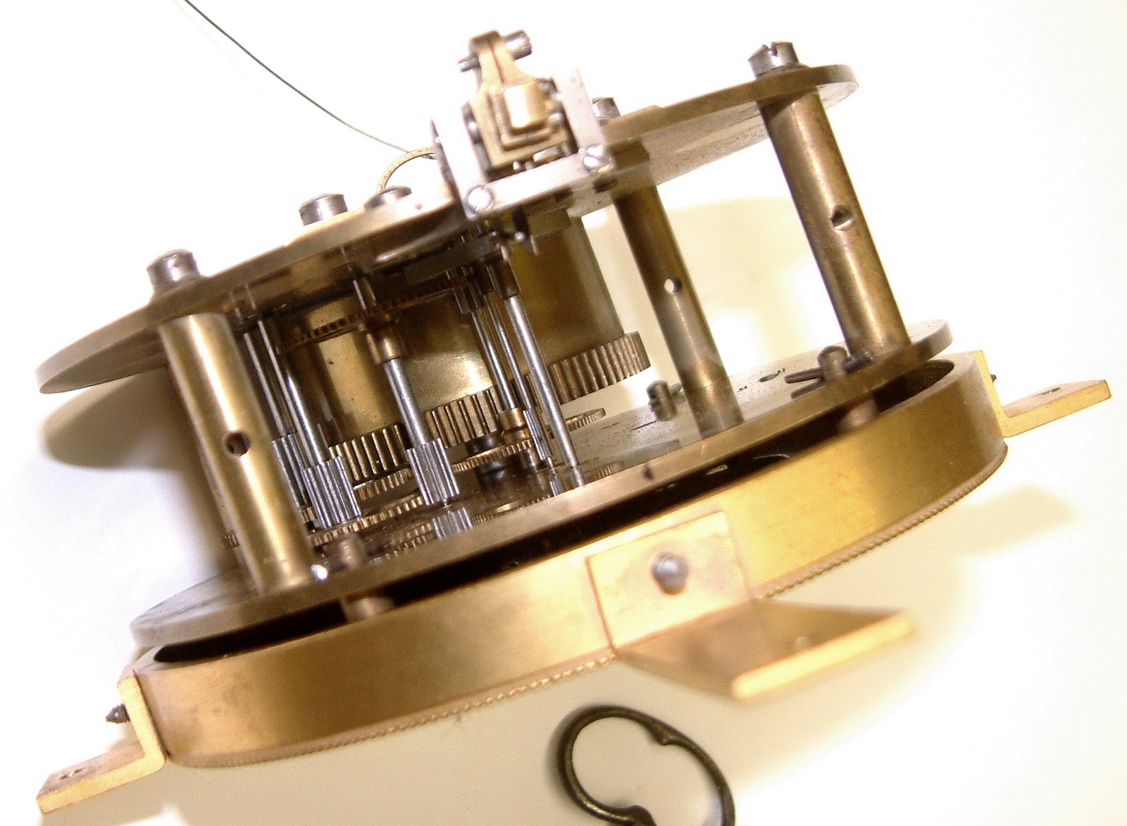 Detail g: Pendule 400 Jours, Wanduhr, Uhrenmanufaktur Claude Grivolas, Paris, um 1910/20, sog. Jahresuhr, verziertes Walnussgehäuse gewachst (Türe ...