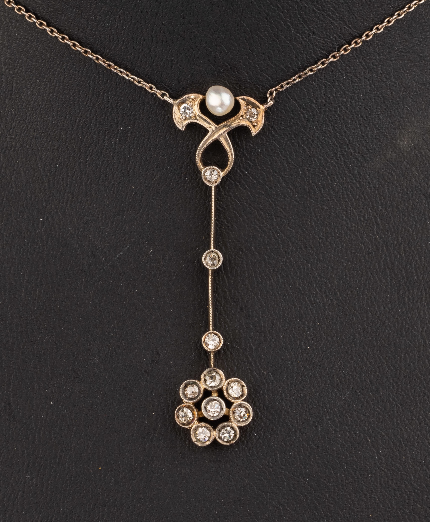 Detail a: 14 kt Gold Jugendstil-Diamant-Collier, RG 585/000 und Platin, um 1900, Orientperle, Altschliff-Diamanten zus. ca. 0.20 ct Weiß/p, L. ca. 48 cm