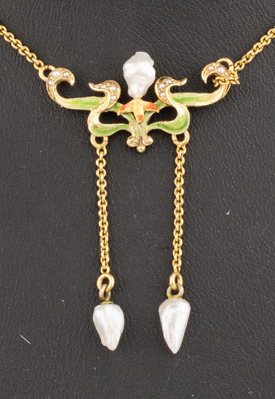 Detail a: 14 kt Gold Jugendstilcollier mit Email, GG 585/000, um 1900, Orientperlchen, grün und orange-rot emailliert, bewegl. Abhängungen, L. ca. 39 cm, ...