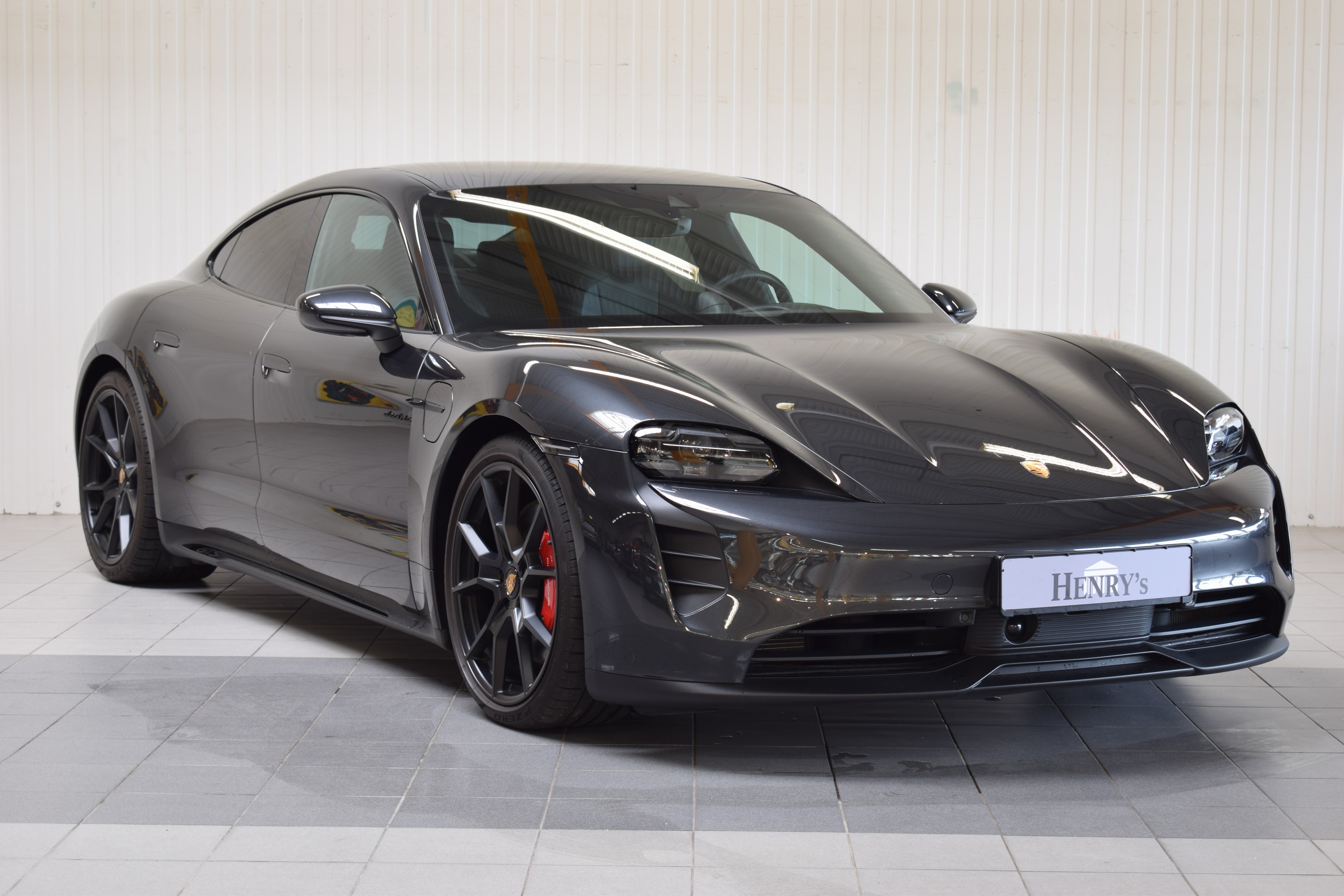 Porsche Taycan GTS Elektro, 1. Hand, EZ 11/2022, Laufleistung 39.675 km, 440 kW/598 PS, Automatikgetriebe, Farbe: Vulkangraumetallic, Leder schwarz, ...