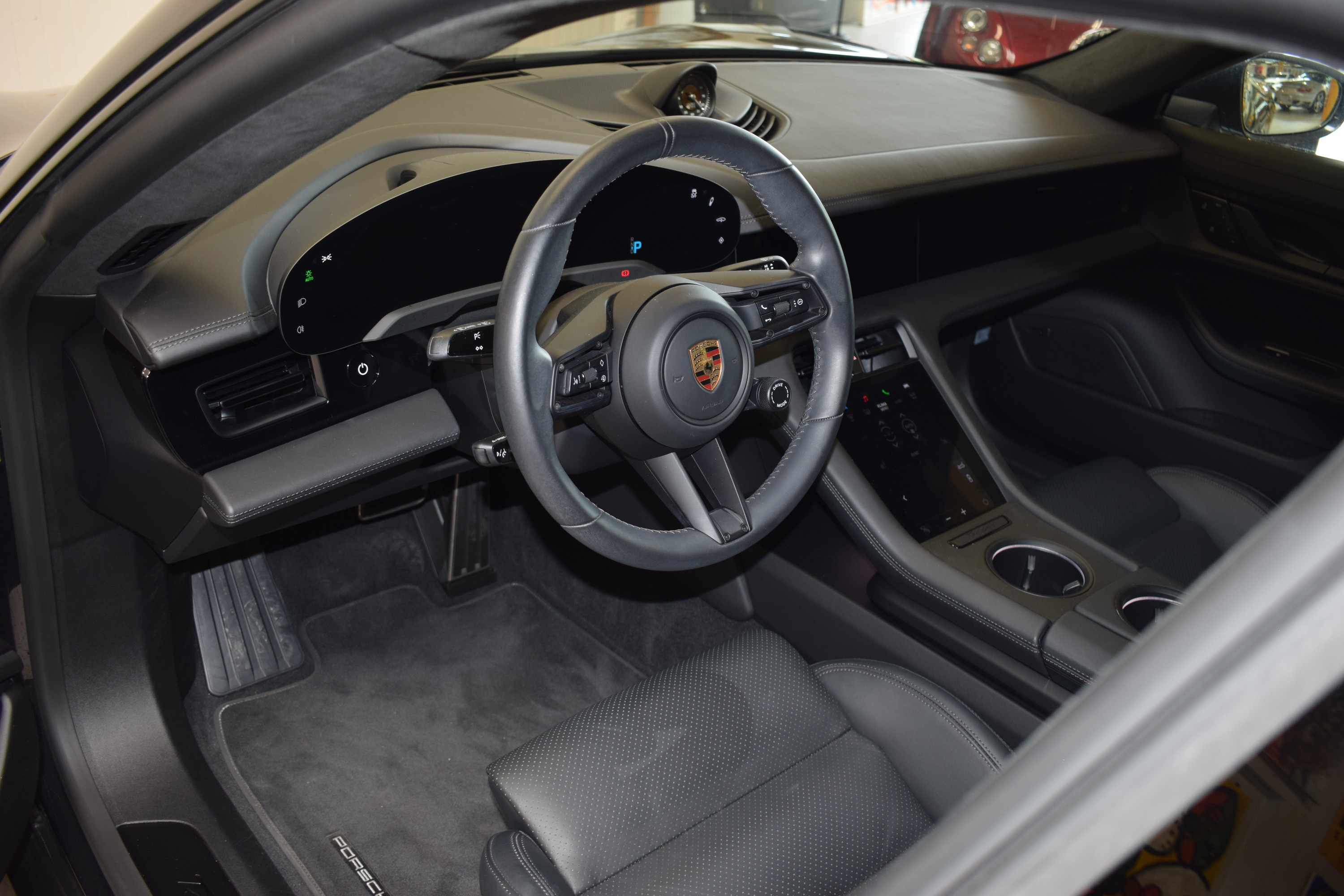 Detail i: Porsche Taycan GTS Elektro, 1. Hand, EZ 11/2022, Laufleistung 39.675 km, 440 kW/598 PS, Automatikgetriebe, Farbe: Vulkangraumetallic, Leder schwarz, ...