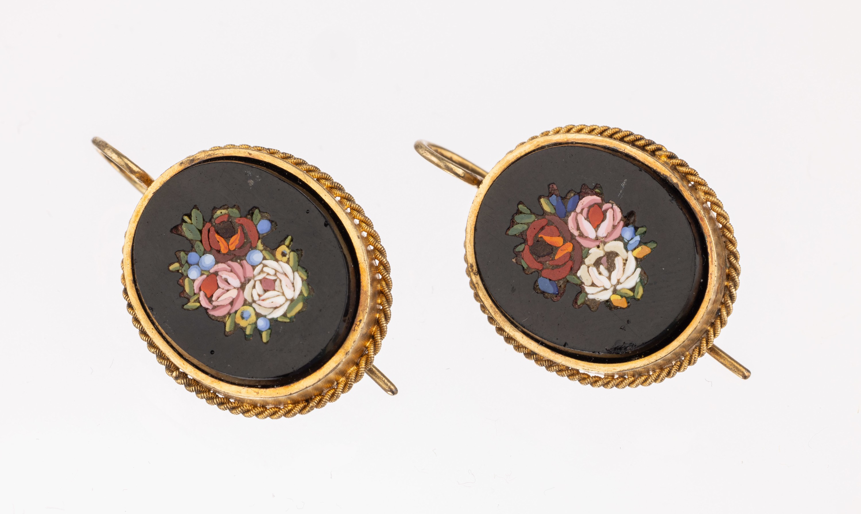 Paar Ohrgehänge mit Mosaikeinlage, Italien um 1880, Metall vergoldet, Kordelverzierung, feine Mosaikeinlage mit bunten Rosen, L. ca. 3 cm