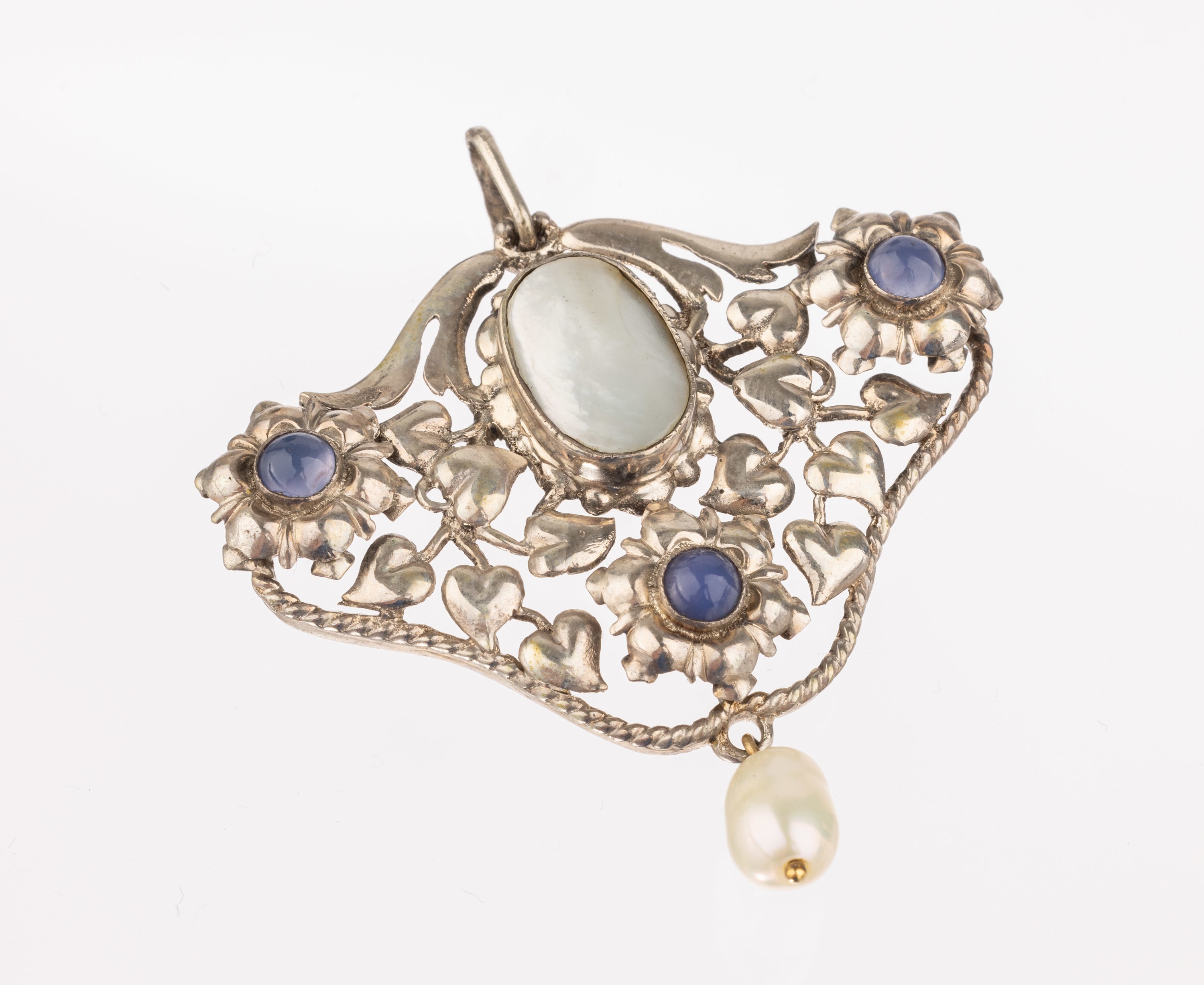Jugendstilanhänger mit Achaten und, Perlmutt, 800er Silber, um 1900, Meistermarke unged.,3 blaue Achatkugeln, Blätterverzierung in Herzform, ...