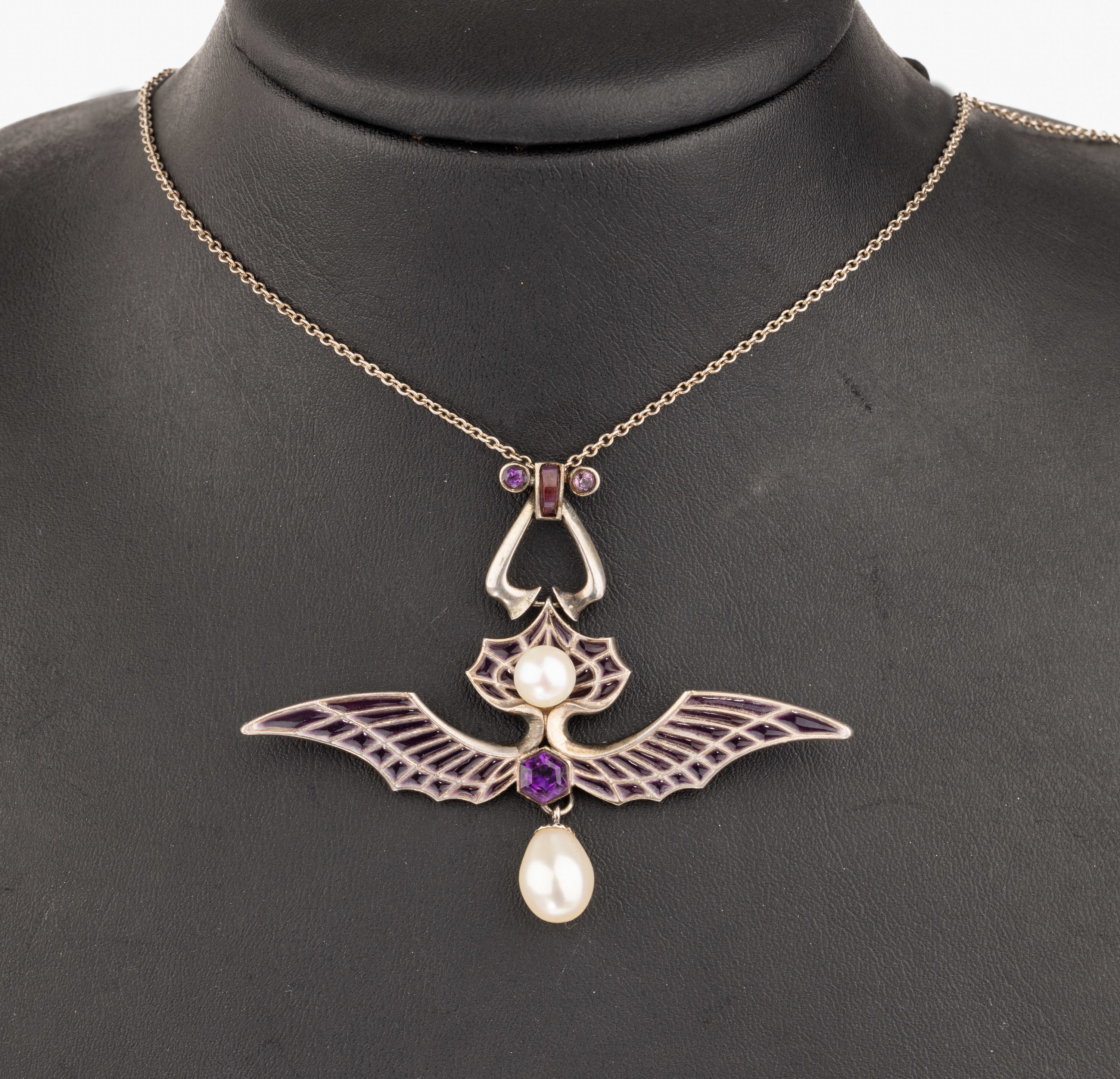 Collier mit Fensteremail, Silber, in der Art des Jugendstils, lilafarb. Fensteremail, Zuchtperlenbesatz, facett. Amethyste, B Anhänger ca. 7 cm, an ...
