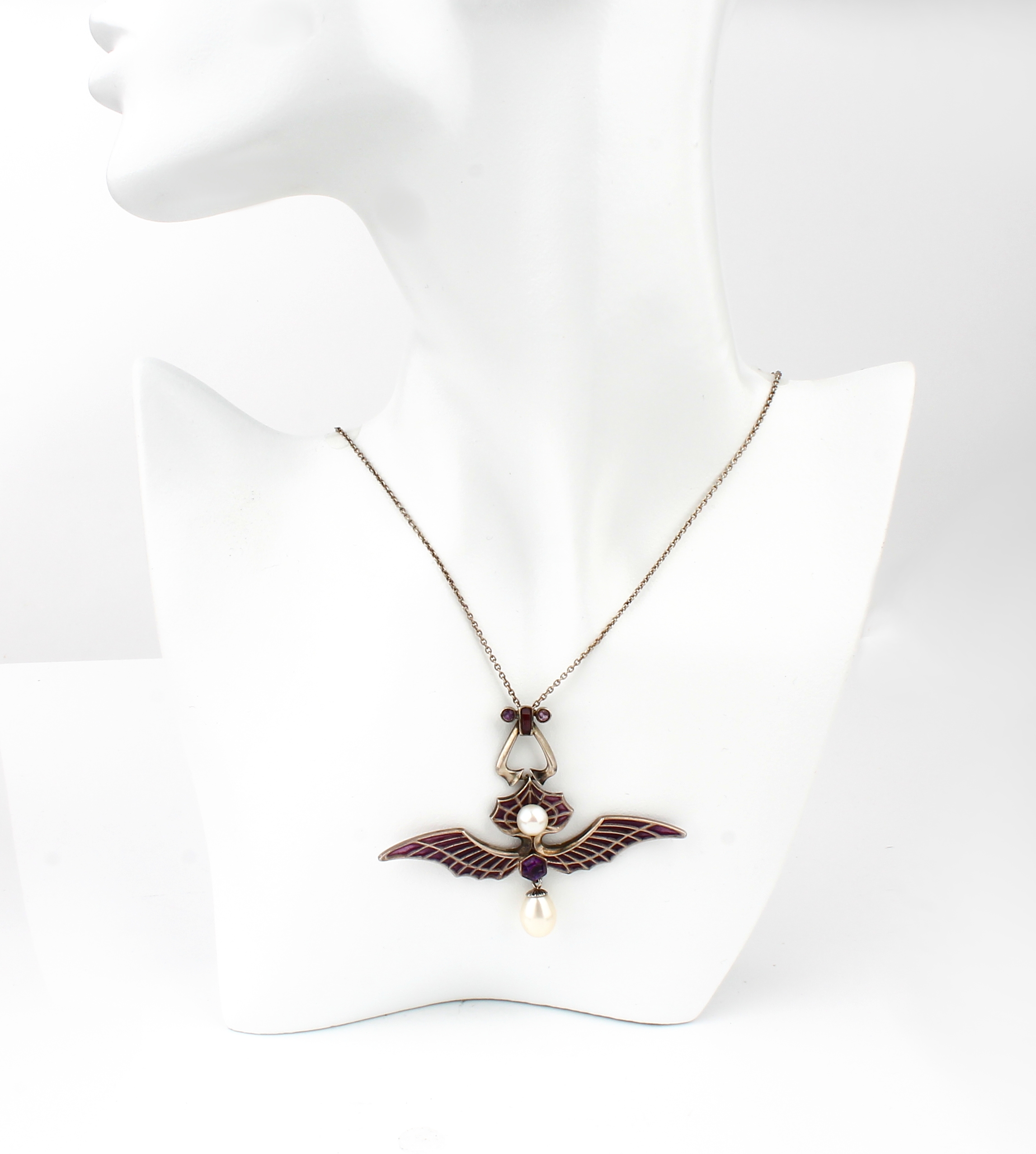Detail a: Collier mit Fensteremail, Silber, in der Art des Jugendstils, lilafarb. Fensteremail, Zuchtperlenbesatz, facett. Amethyste, B Anhänger ca. 7 cm, an ...