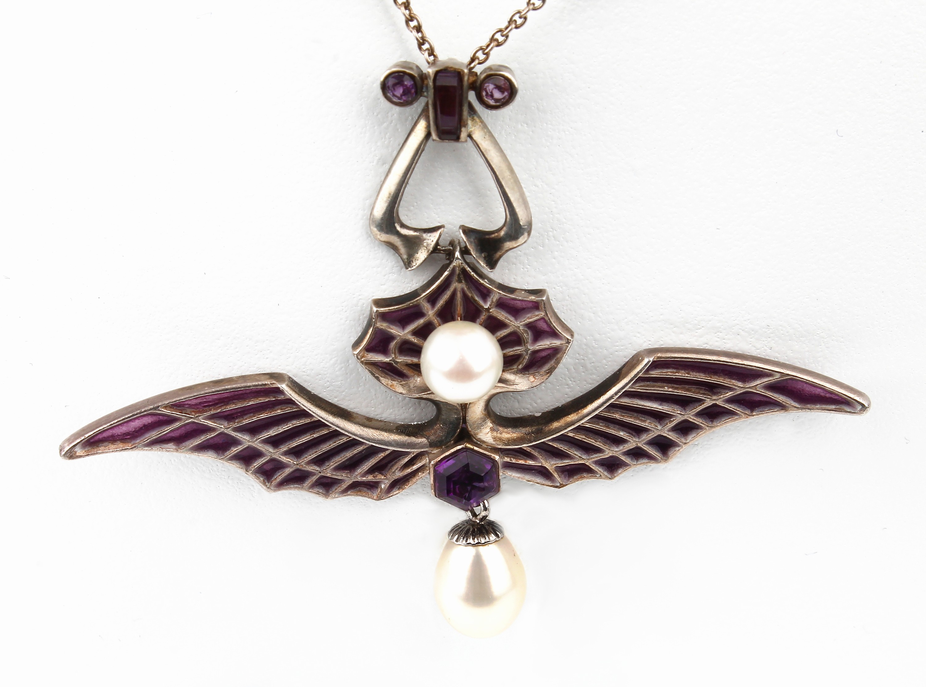 Detail b: Collier mit Fensteremail, Silber, in der Art des Jugendstils, lilafarb. Fensteremail, Zuchtperlenbesatz, facett. Amethyste, B Anhänger ca. 7 cm, an ...