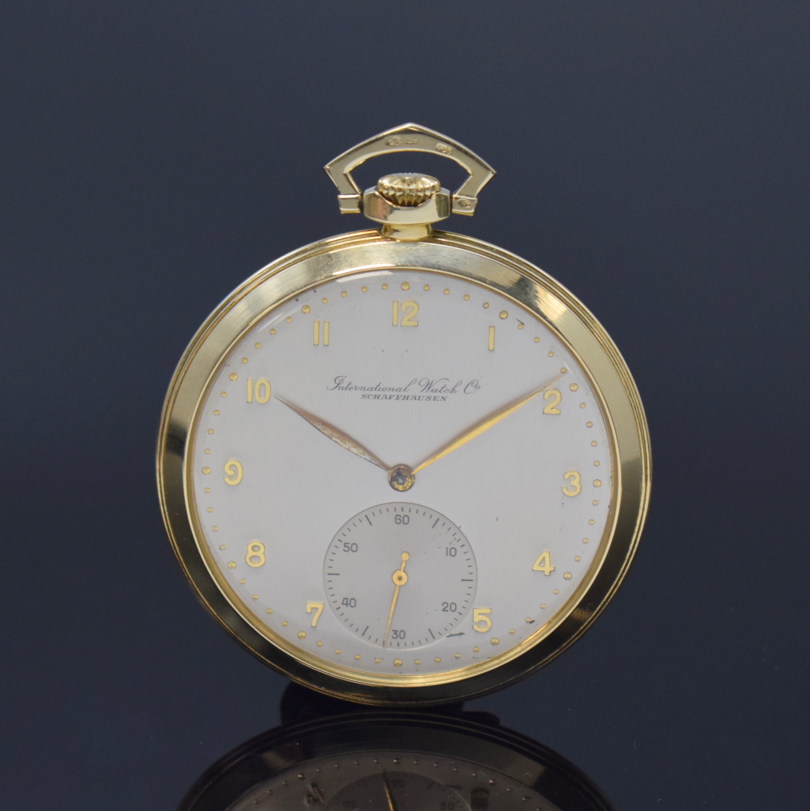 IWC offene Frackuhr in GG 585/000, Schweiz um 1938, guill. Scharnier-Rückdeckel, Metallcuvette, silb. Zifferbl. m. gold. arab. Zahlen altersbed. ...