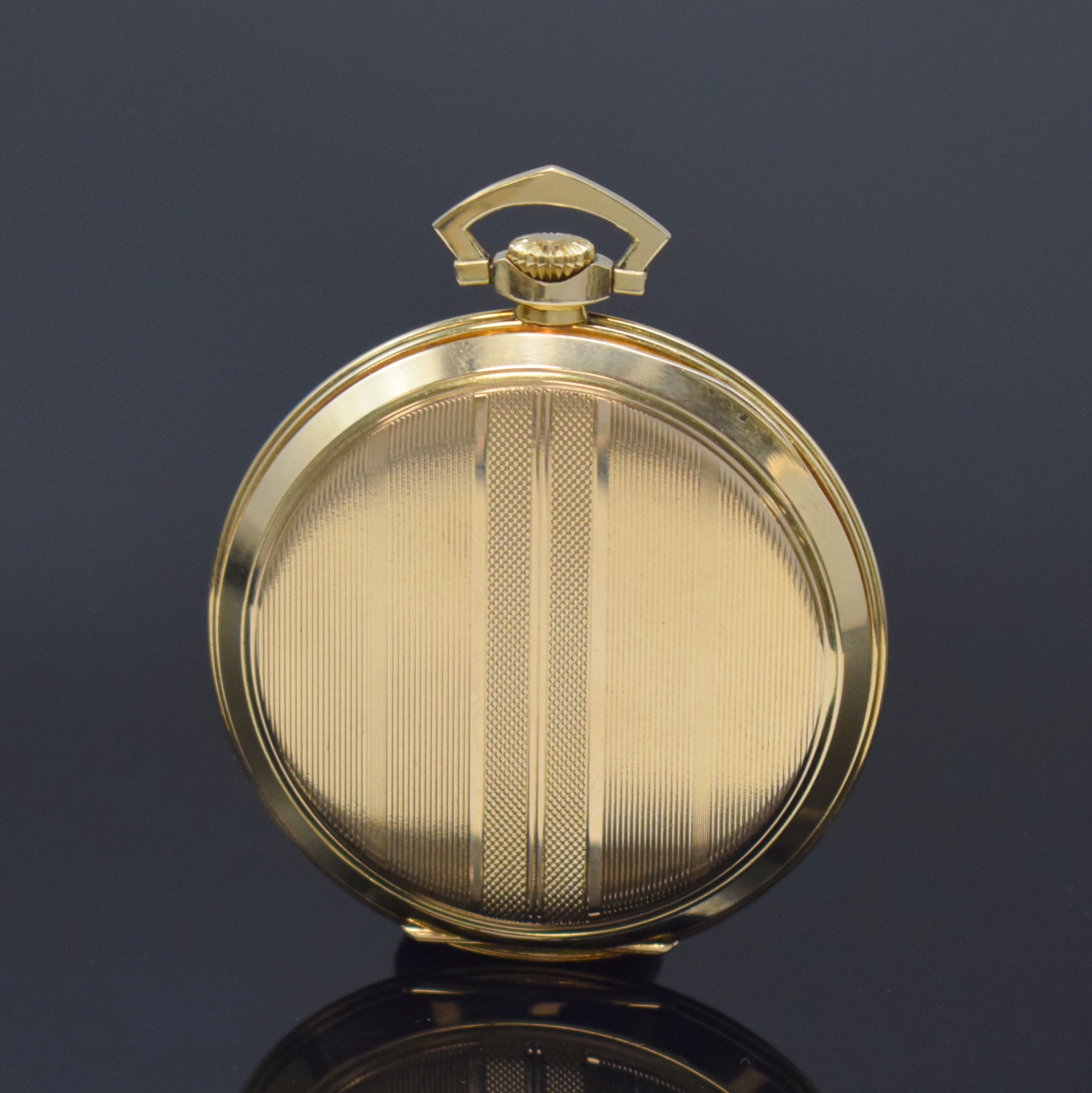 Detail b: IWC offene Frackuhr in GG 585/000, Schweiz um 1938, guill. Scharnier-Rückdeckel, Metallcuvette, silb. Zifferbl. m. gold. arab. Zahlen altersbed. ...