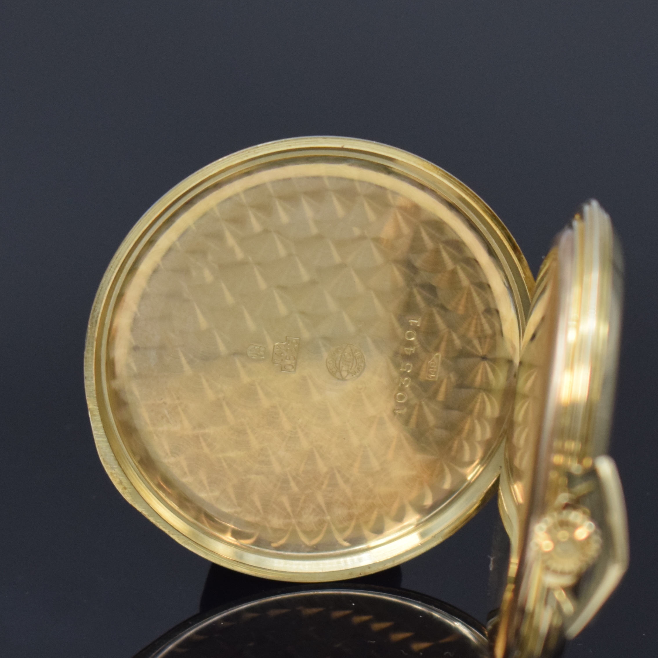 Detail c: IWC offene Frackuhr in GG 585/000, Schweiz um 1938, guill. Scharnier-Rückdeckel, Metallcuvette, silb. Zifferbl. m. gold. arab. Zahlen altersbed. ...
