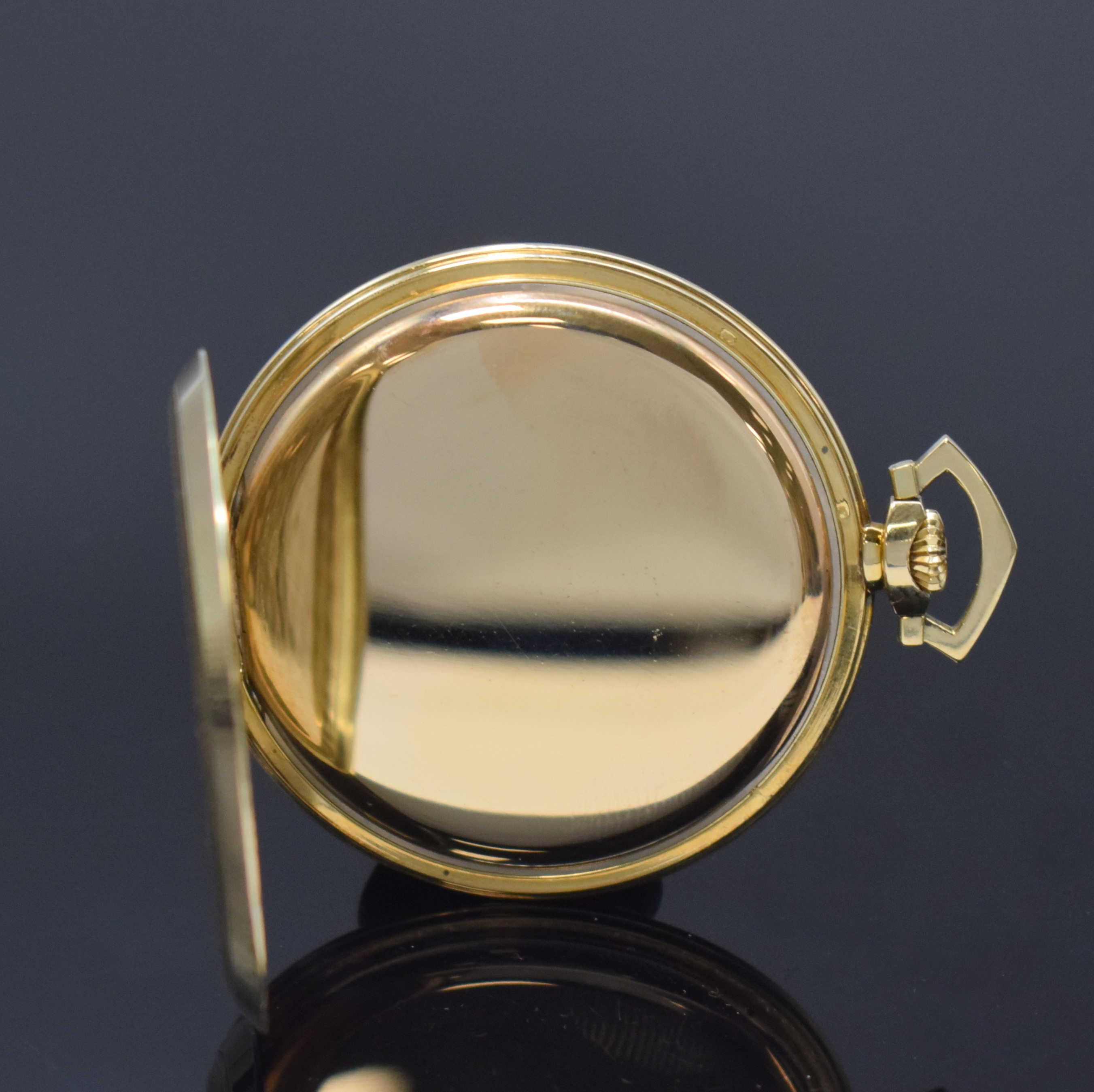 Detail d: IWC offene Frackuhr in GG 585/000, Schweiz um 1938, guill. Scharnier-Rückdeckel, Metallcuvette, silb. Zifferbl. m. gold. arab. Zahlen altersbed. ...
