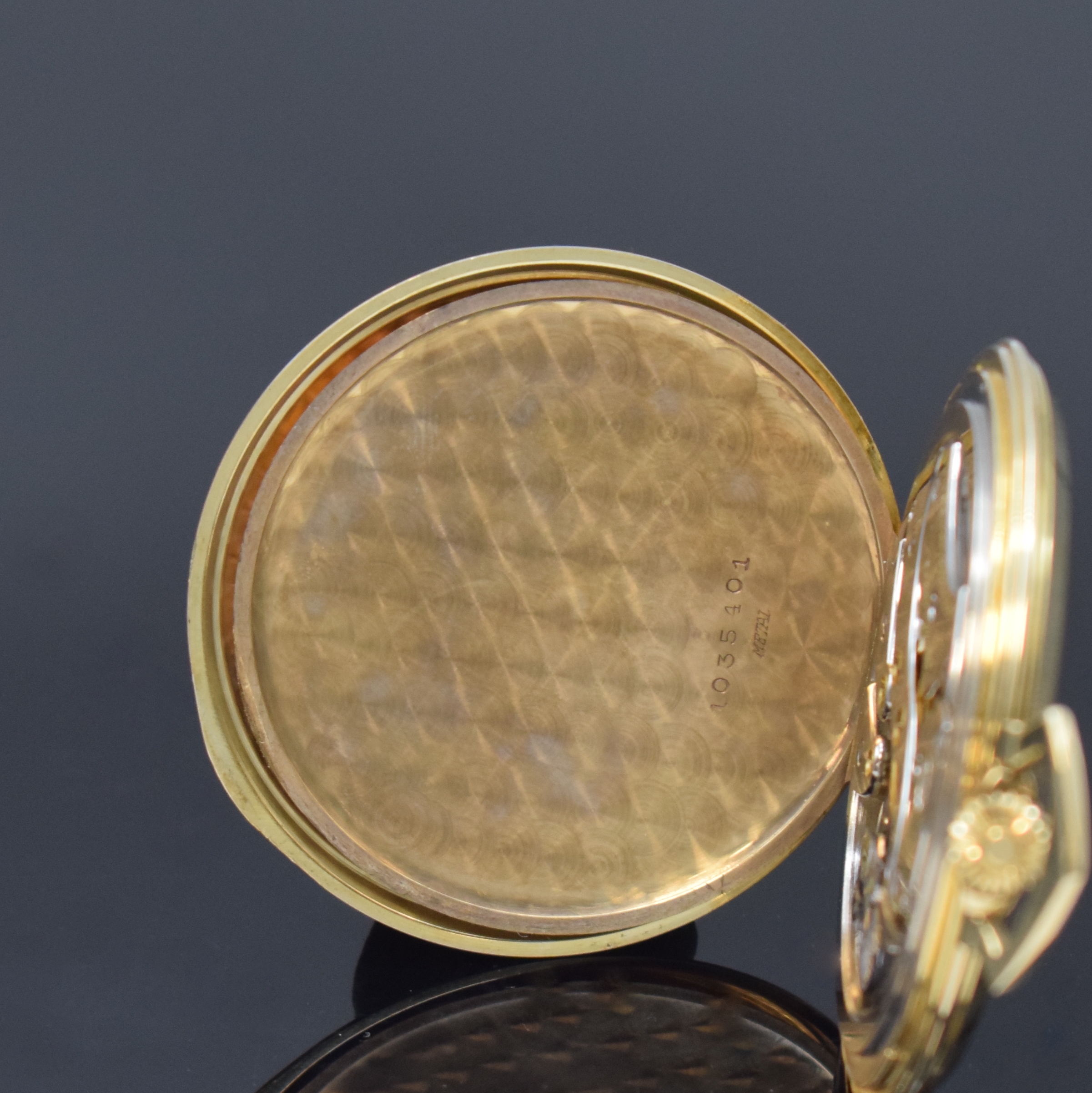 Detail e: IWC offene Frackuhr in GG 585/000, Schweiz um 1938, guill. Scharnier-Rückdeckel, Metallcuvette, silb. Zifferbl. m. gold. arab. Zahlen altersbed. ...