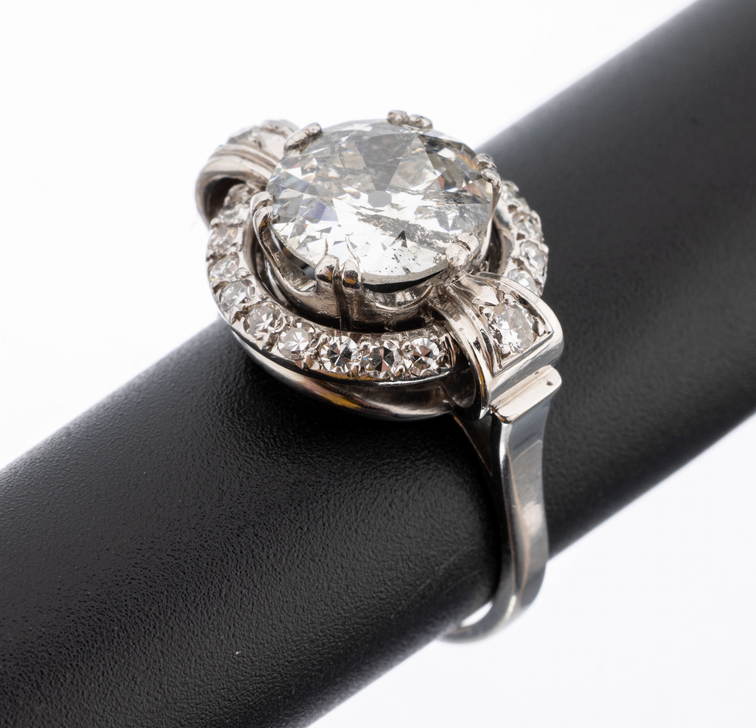 14 kt Gold Diamant-Ring, WG 585/000, mittig Altschliffdiamant ca. 3.37 ct Weiß/p, Rundiste besch., umgeben von 8/8-Diamanten zus. ca. 0.40 ct ...