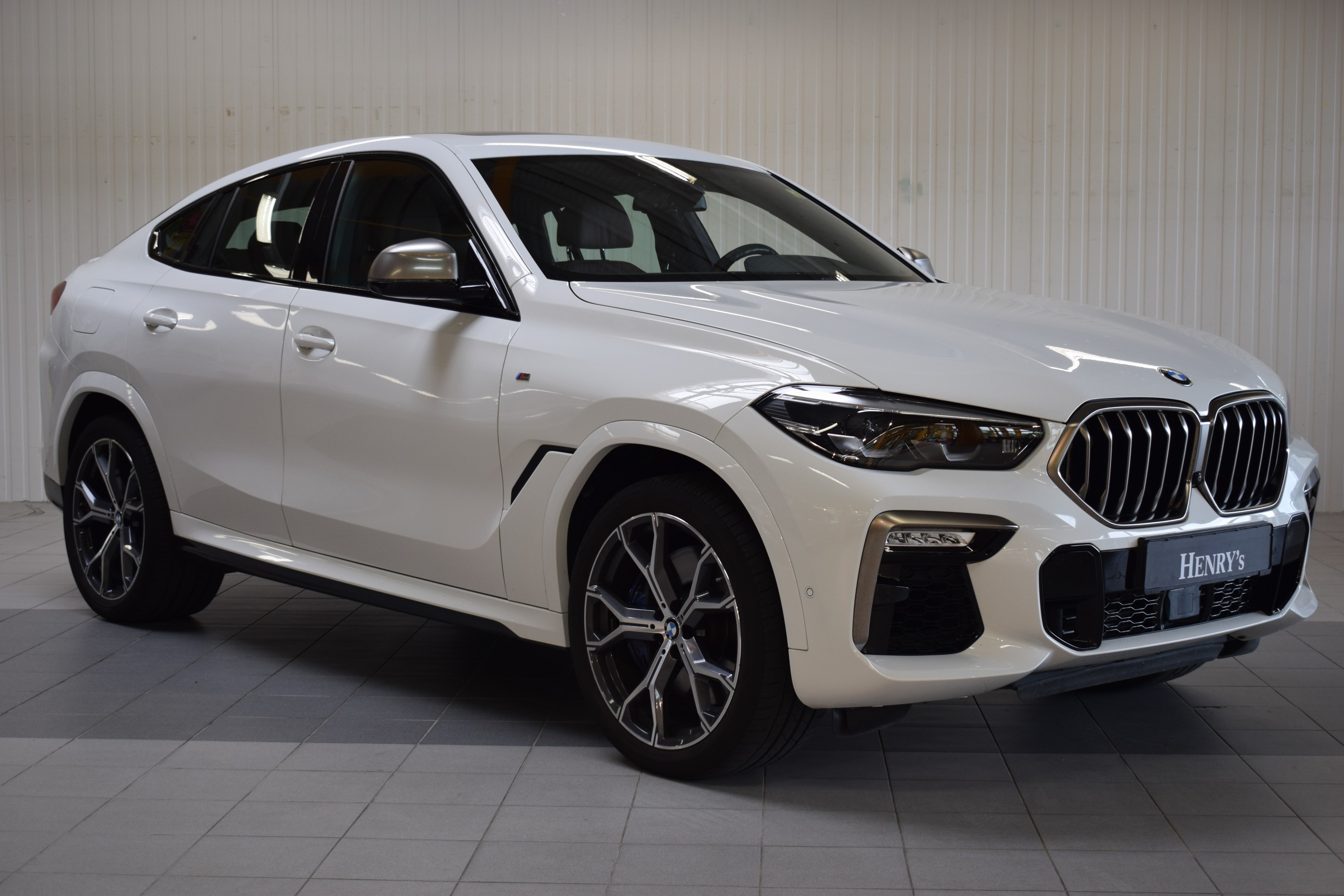BMW X6 M50i, EZ 07/2020, Laufleistung 34.400 km, 390 kW/530 PS, Automatikgetriebe, Farbe: Alpinweiß uni, Leder Individual, M- Sportpaket, ...