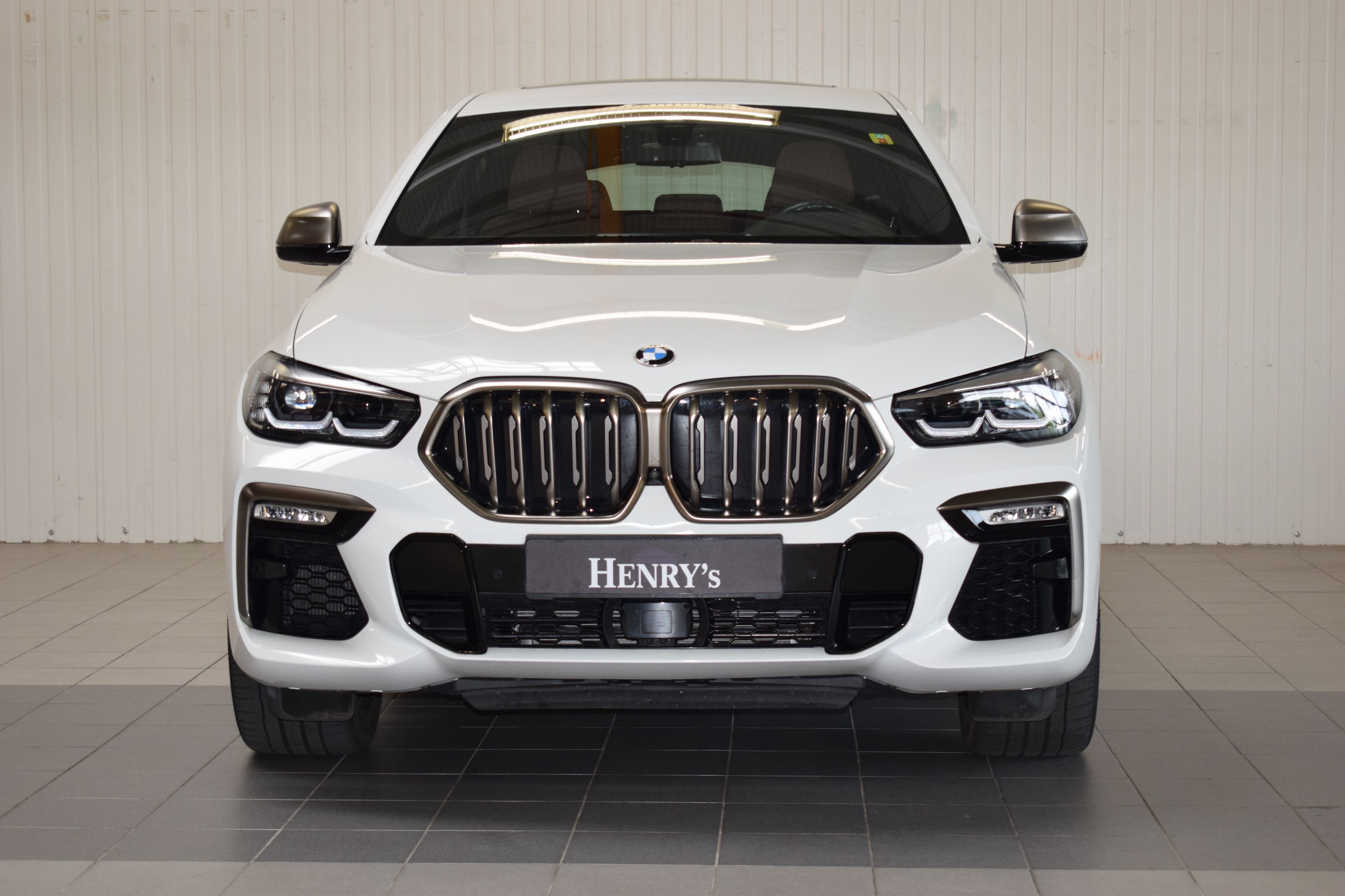 Detail a: BMW X6 M50i, EZ 07/2020, Laufleistung 34.400 km, 390 kW/530 PS, Automatikgetriebe, Farbe: Alpinweiß uni, Leder Individual, M- Sportpaket, ...