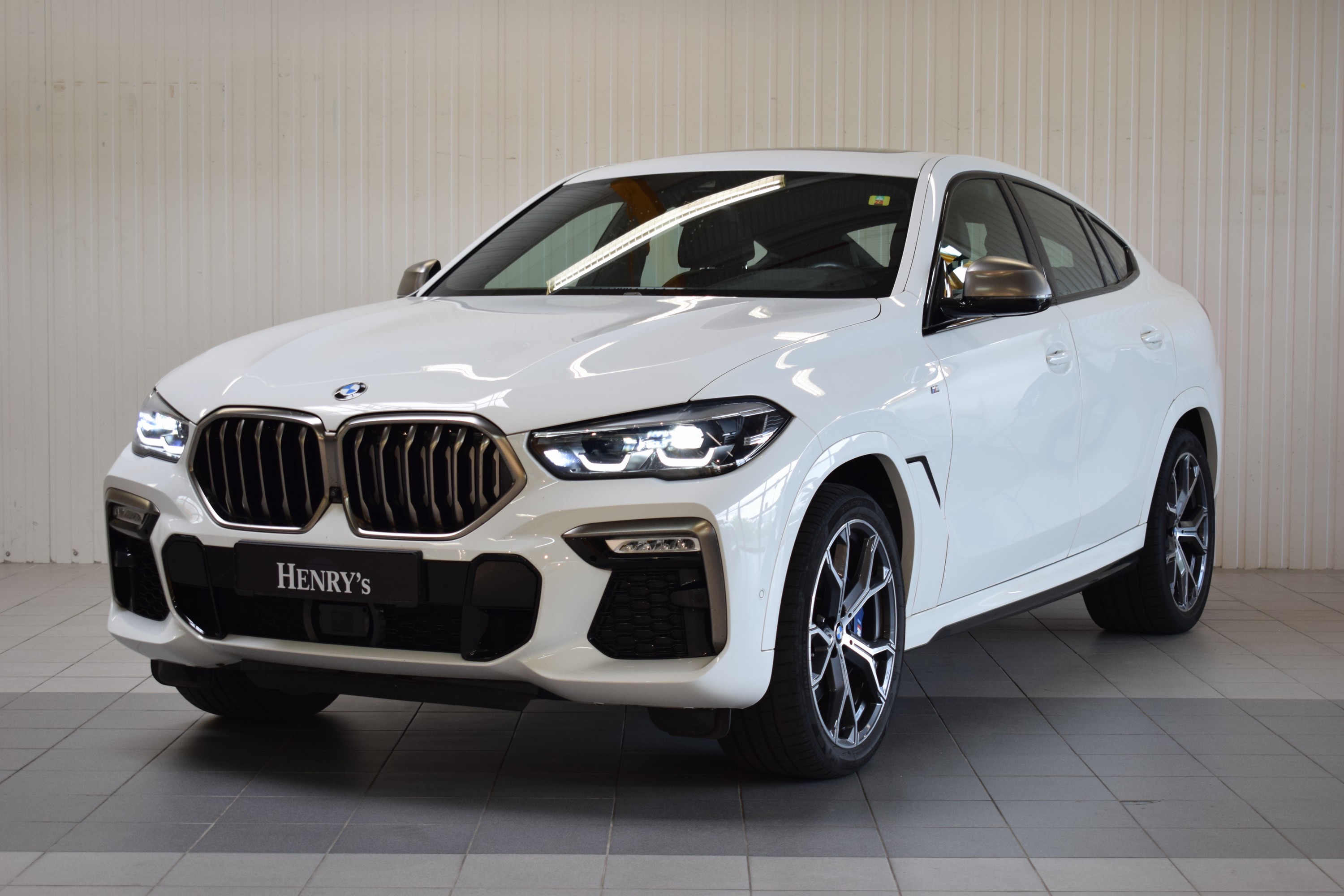 Detail b: BMW X6 M50i, EZ 07/2020, Laufleistung 34.400 km, 390 kW/530 PS, Automatikgetriebe, Farbe: Alpinweiß uni, Leder Individual, M- Sportpaket, ...