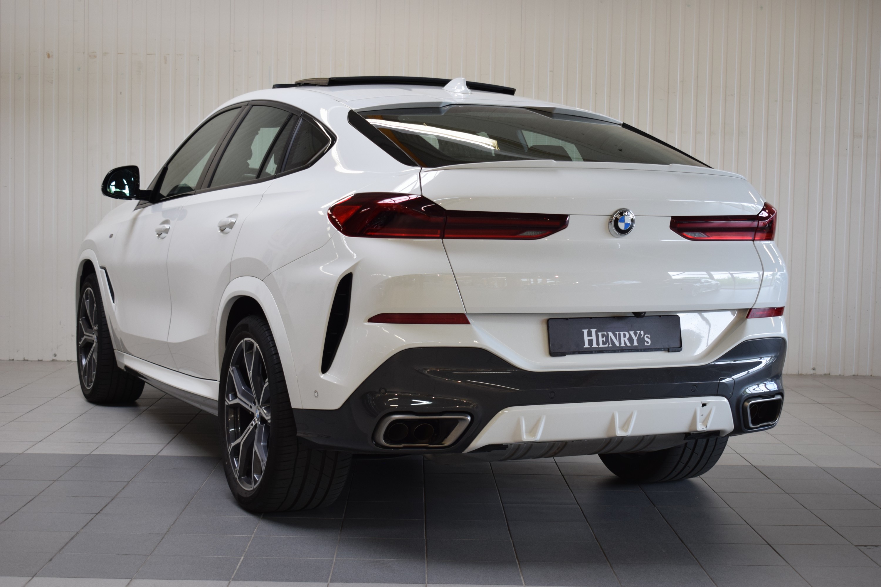Detail c: BMW X6 M50i, EZ 07/2020, Laufleistung 34.400 km, 390 kW/530 PS, Automatikgetriebe, Farbe: Alpinweiß uni, Leder Individual, M- Sportpaket, ...