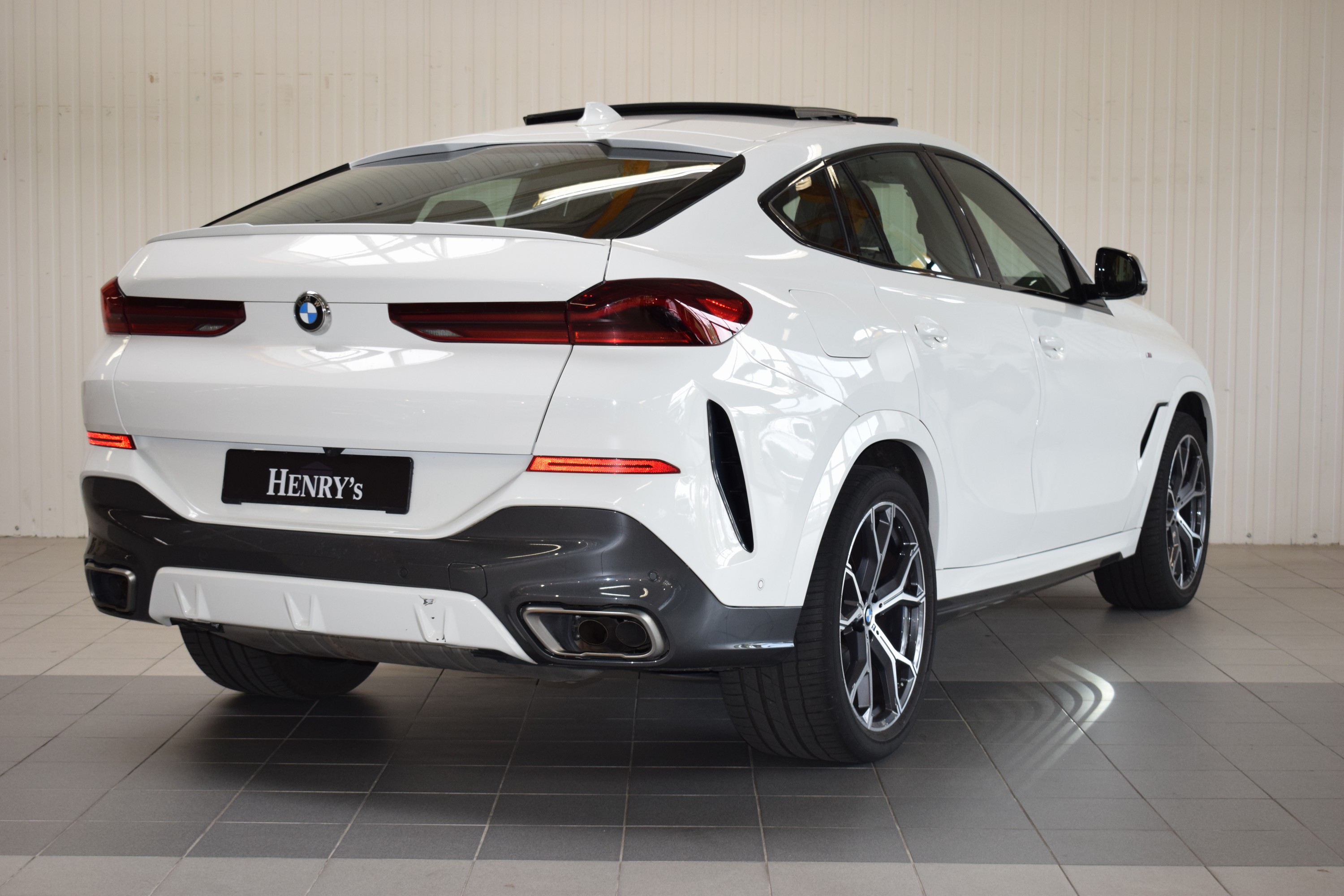 Detail e: BMW X6 M50i, EZ 07/2020, Laufleistung 34.400 km, 390 kW/530 PS, Automatikgetriebe, Farbe: Alpinweiß uni, Leder Individual, M- Sportpaket, ...