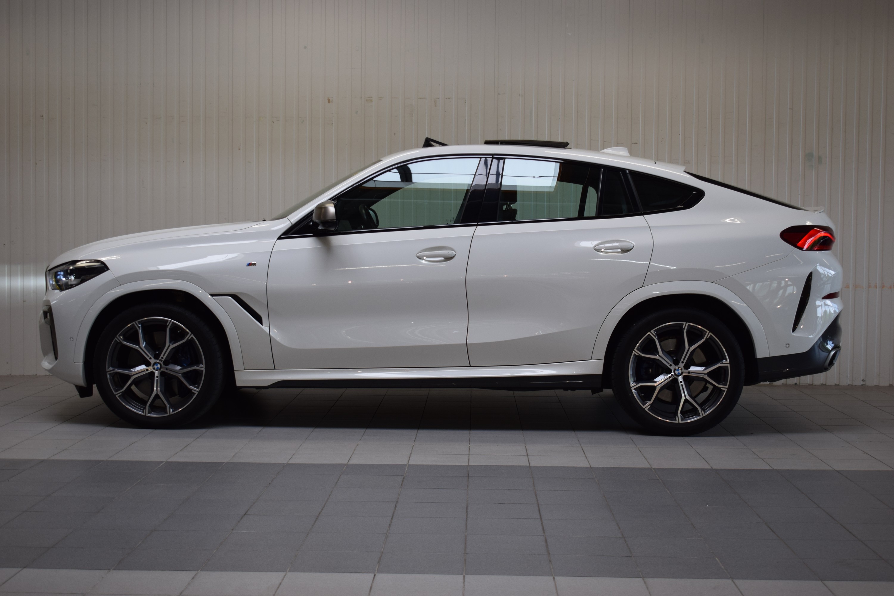 Detail f: BMW X6 M50i, EZ 07/2020, Laufleistung 34.400 km, 390 kW/530 PS, Automatikgetriebe, Farbe: Alpinweiß uni, Leder Individual, M- Sportpaket, ...